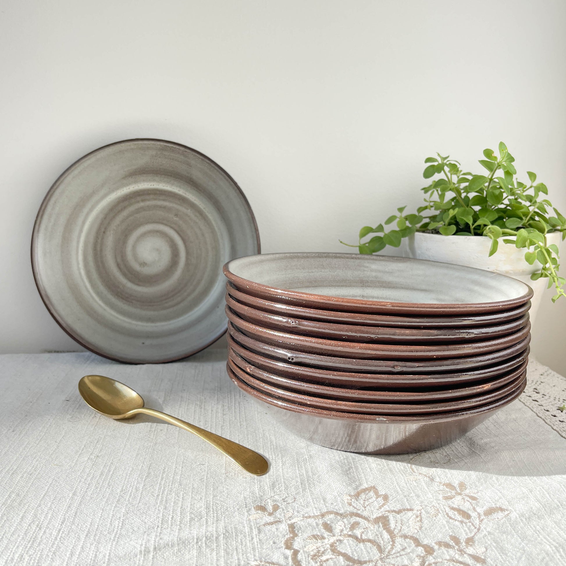 Assiettes à soupe et soupière en céramique vintage