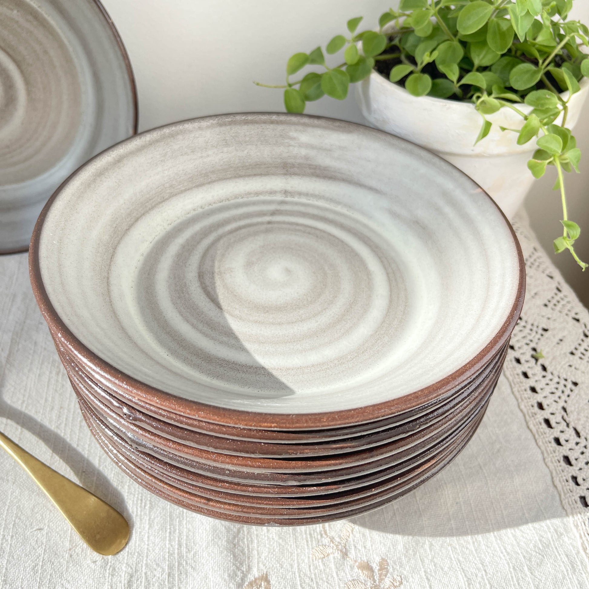 Assiettes à soupe et soupière en céramique vintage