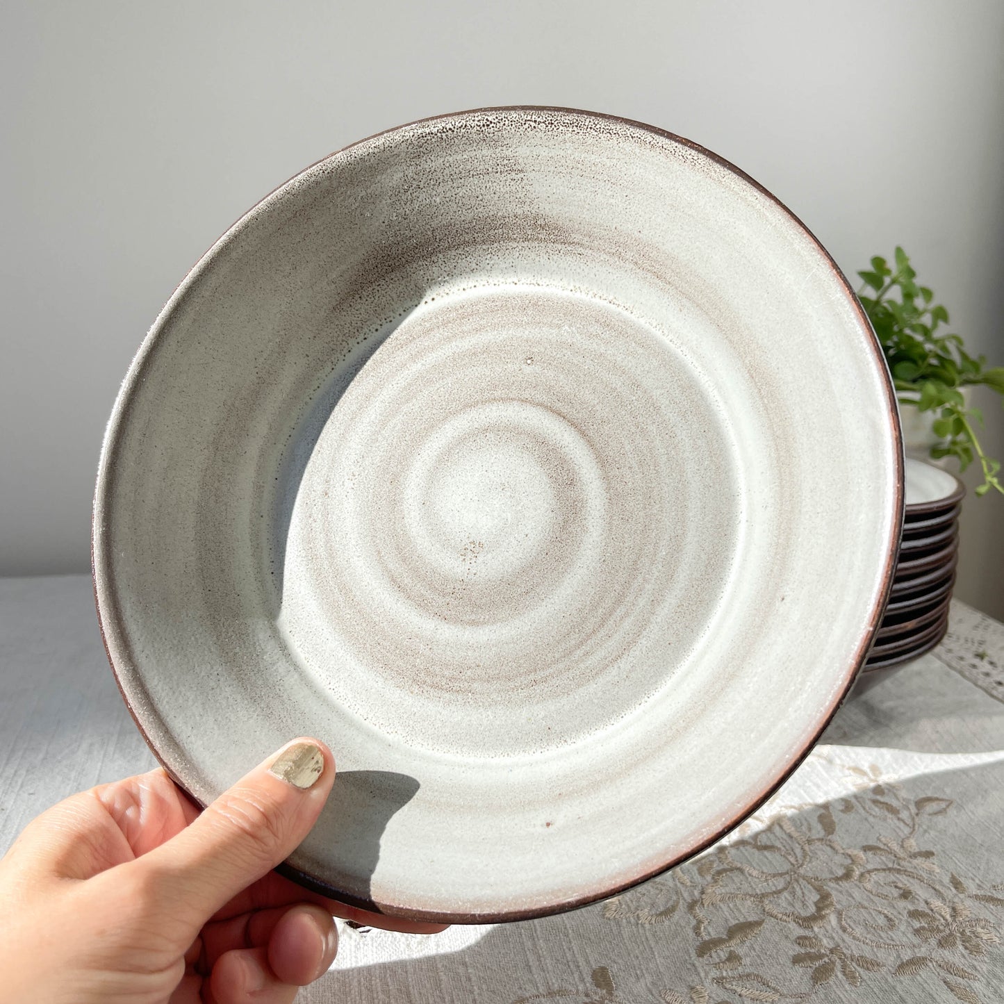 Assiettes à soupe et soupière en céramique vintage