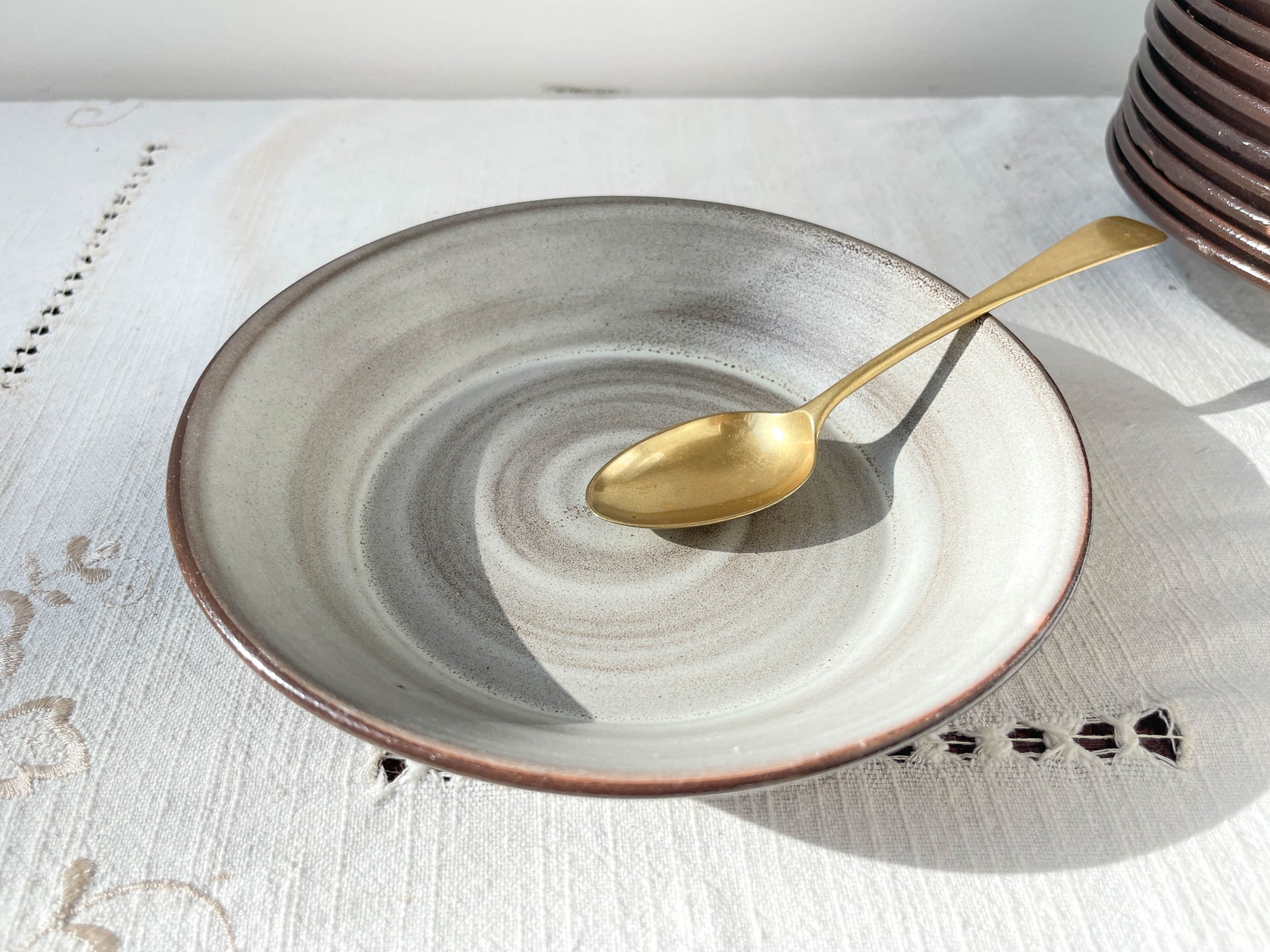 Assiettes à soupe et soupière en céramique vintage