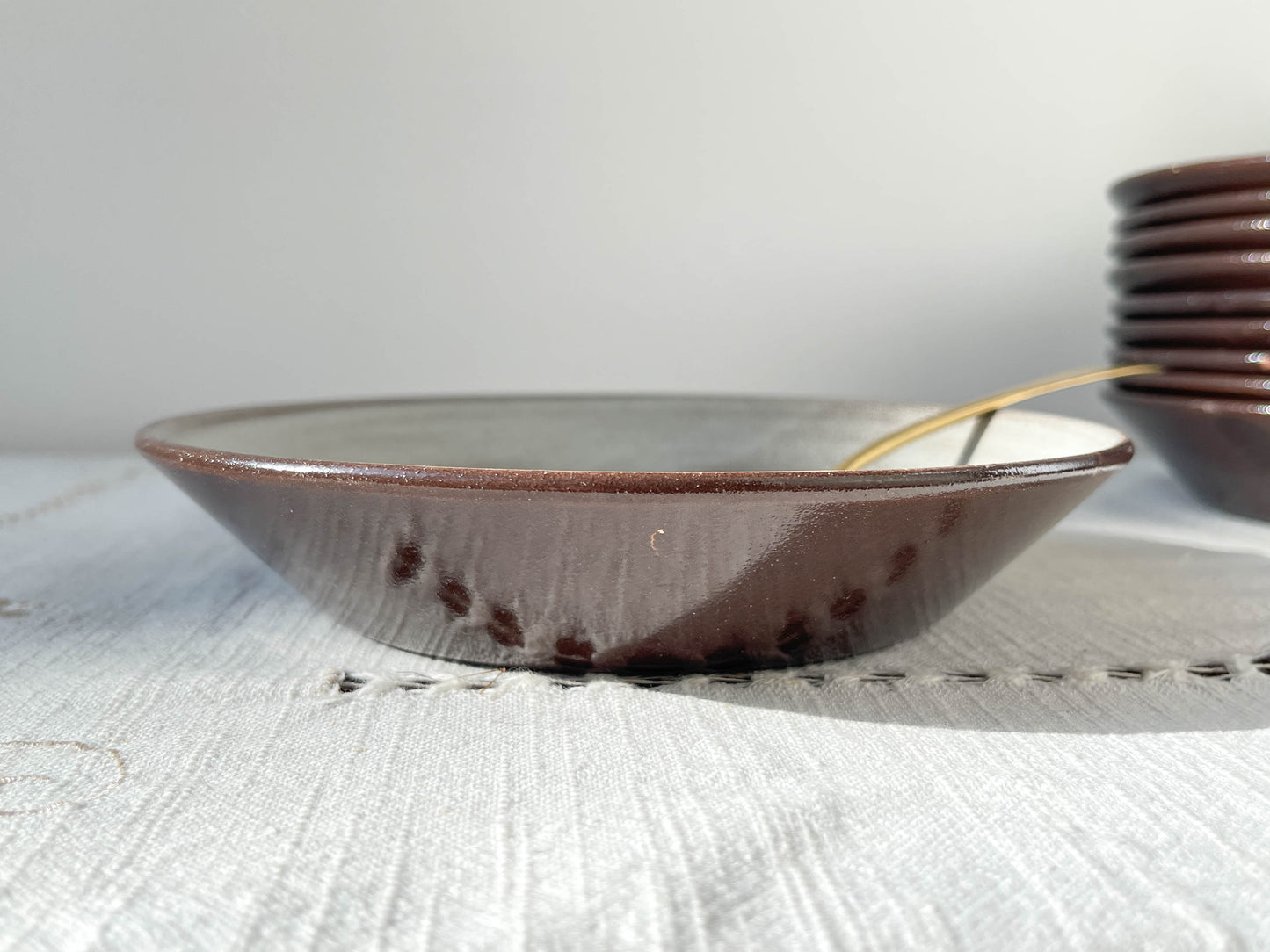 Assiettes à soupe et soupière en céramique vintage