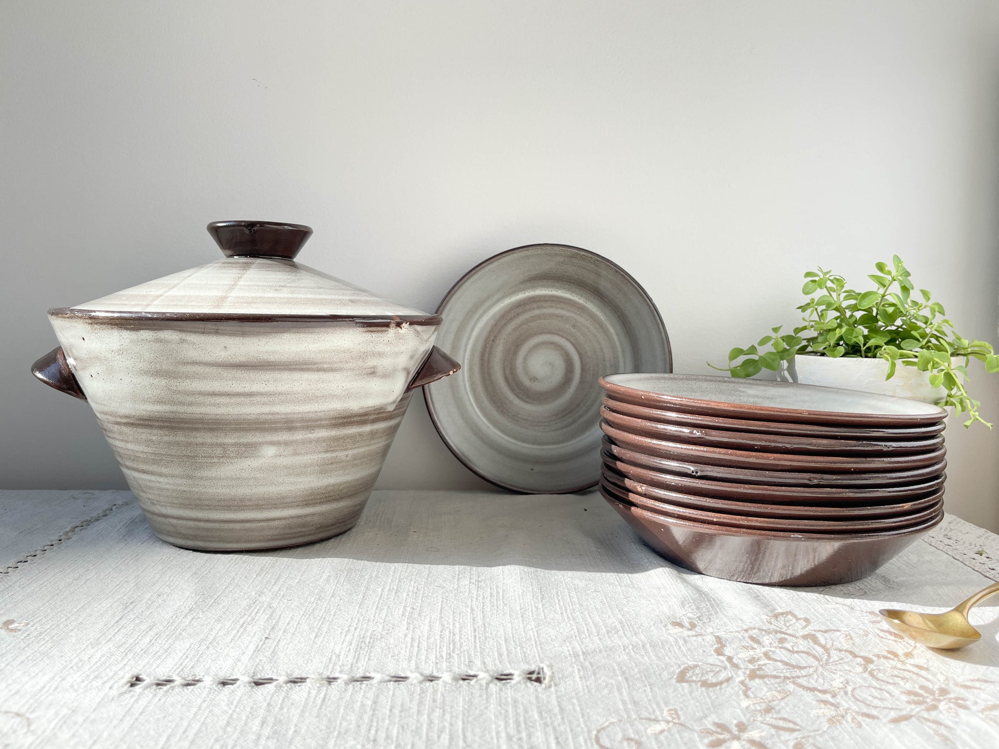 Assiettes à soupe et soupière en céramique vintage