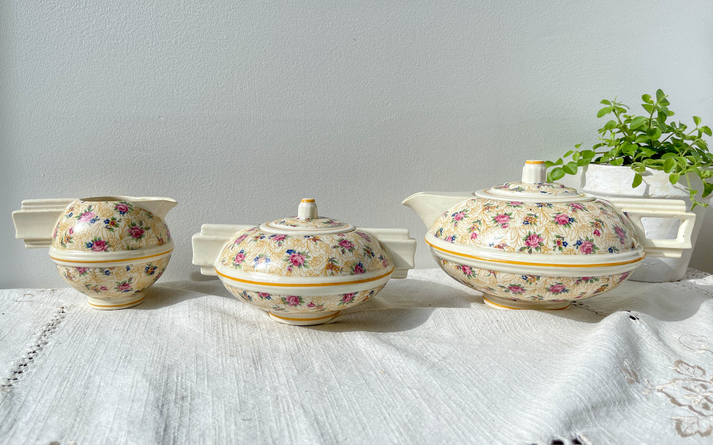 Service à thé café Robj Paris noyau en porcelaine jaune fleuri – Style Art déco vintage
