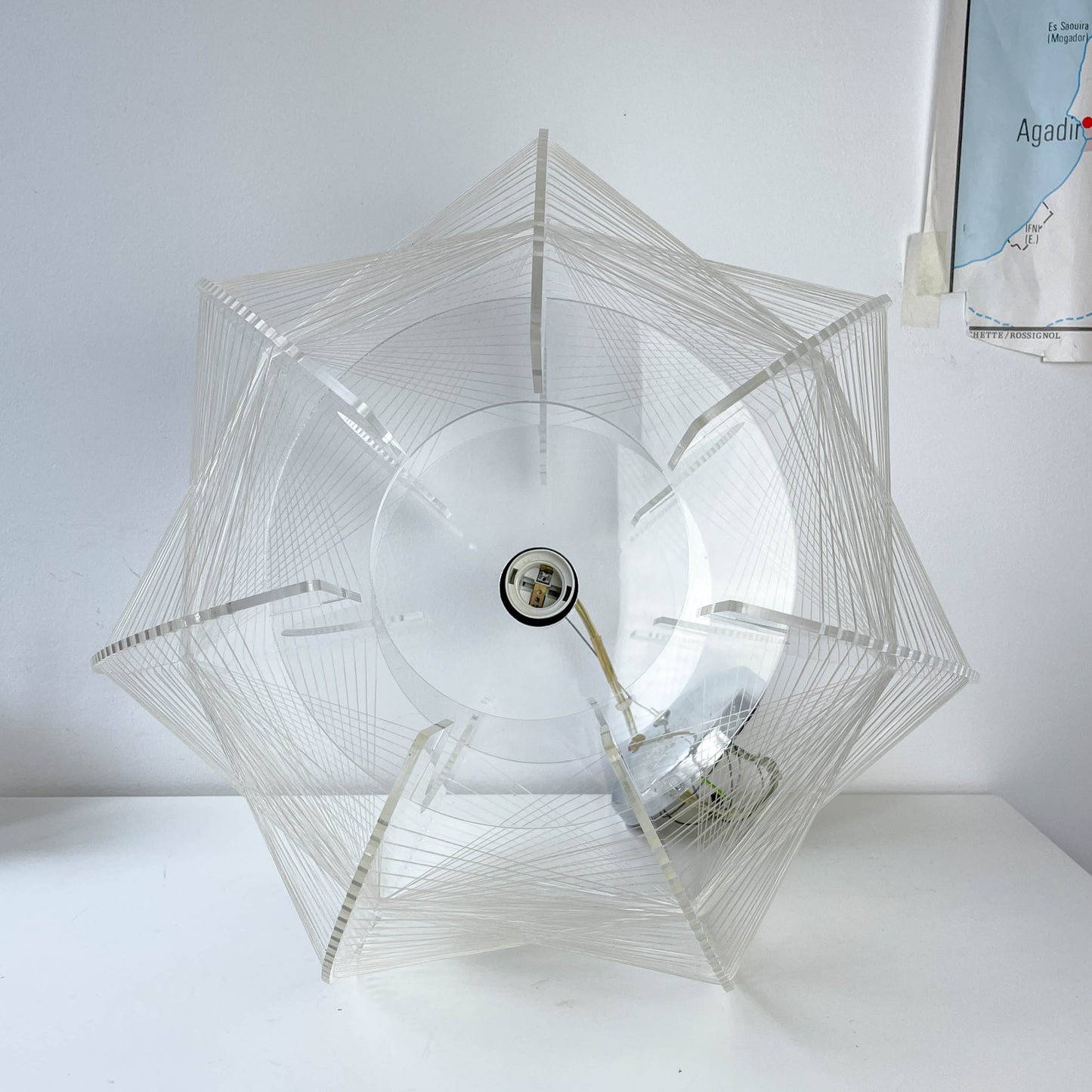 Suspension géométrique en acrylique et nylon – Lustre design