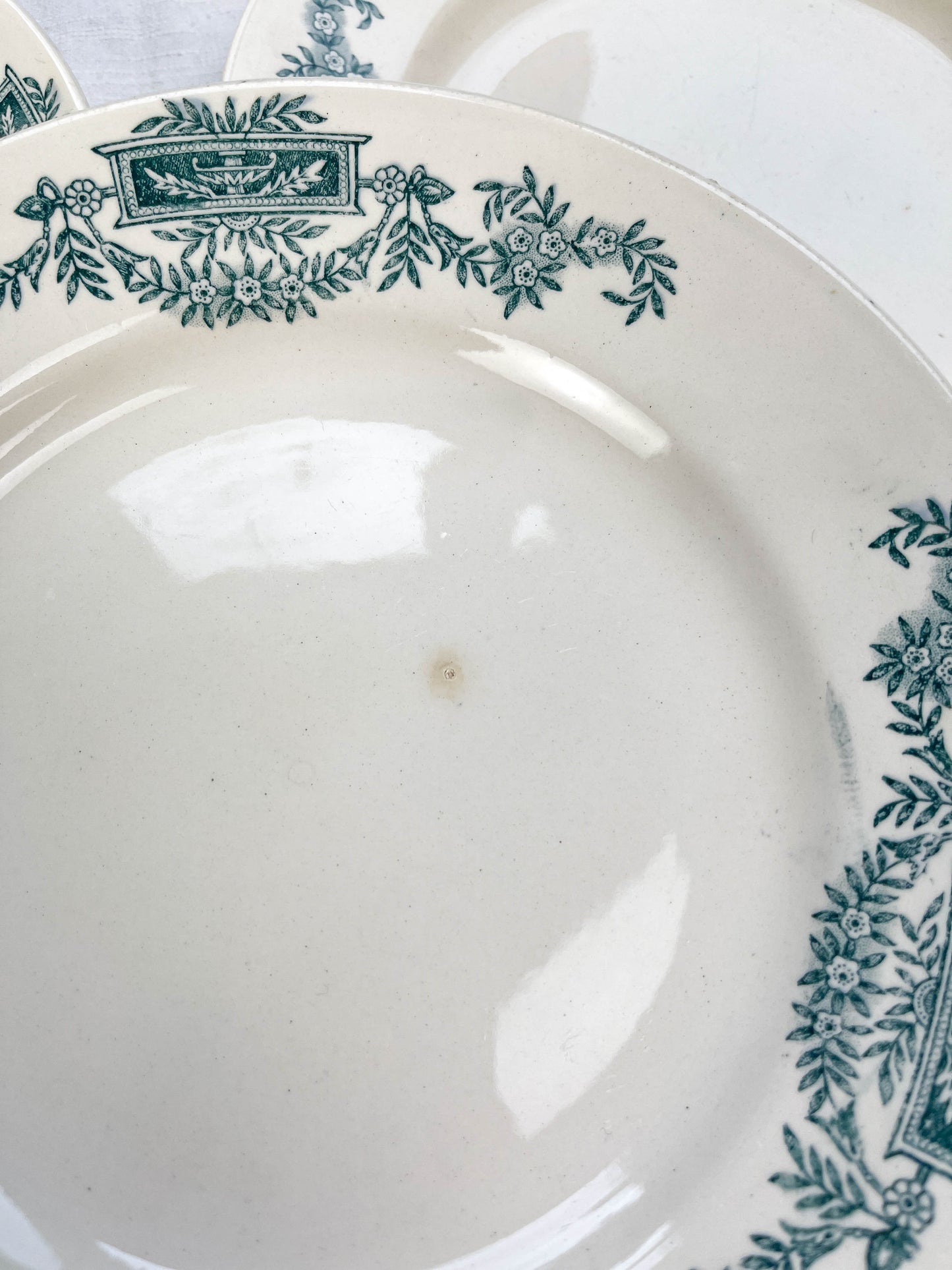 Assiettes plates Terre de fer Longchamp modèle Lutèce Made in France