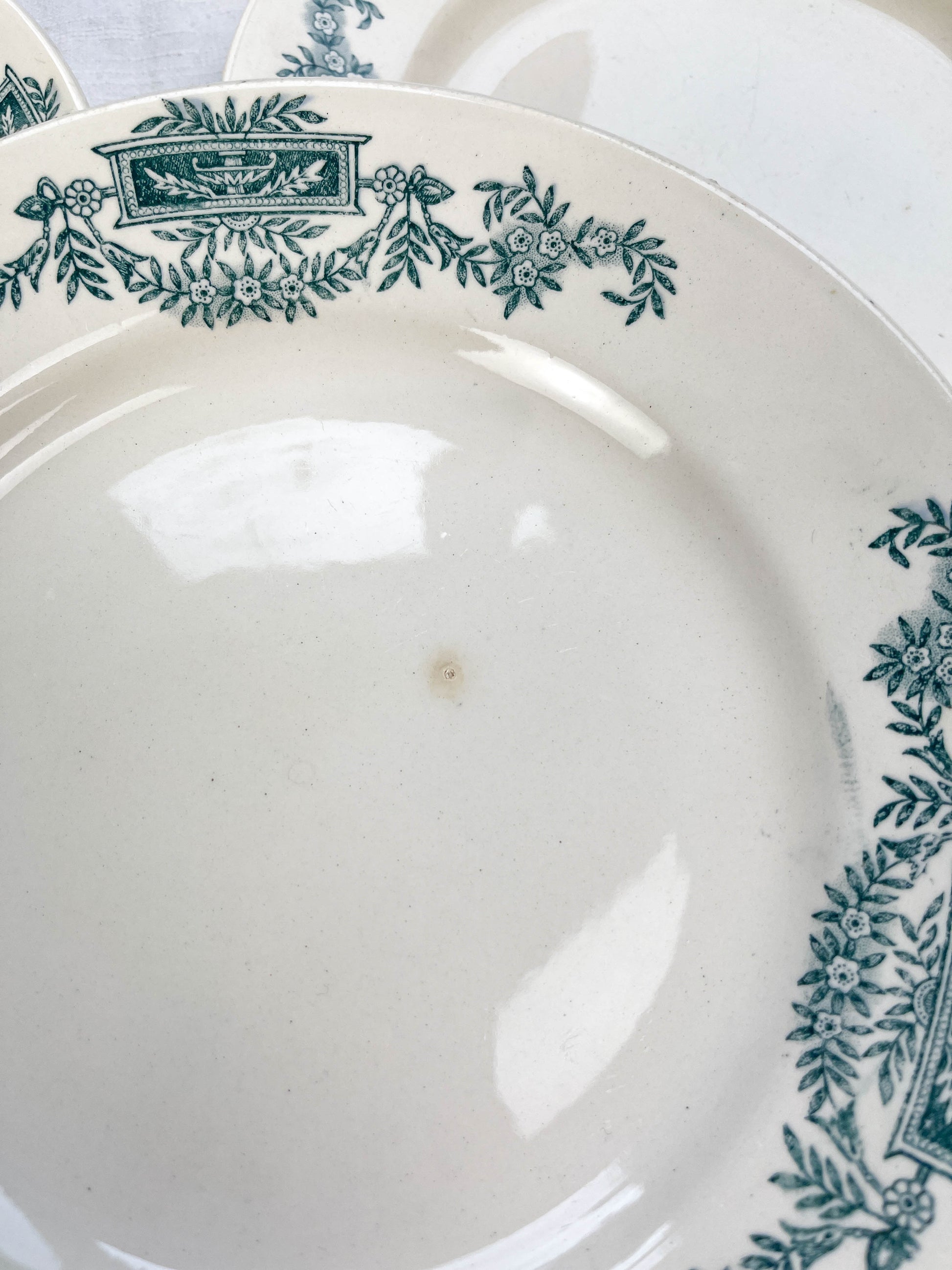 Assiettes plates Terre de fer Longchamp modèle Lutèce Made in France