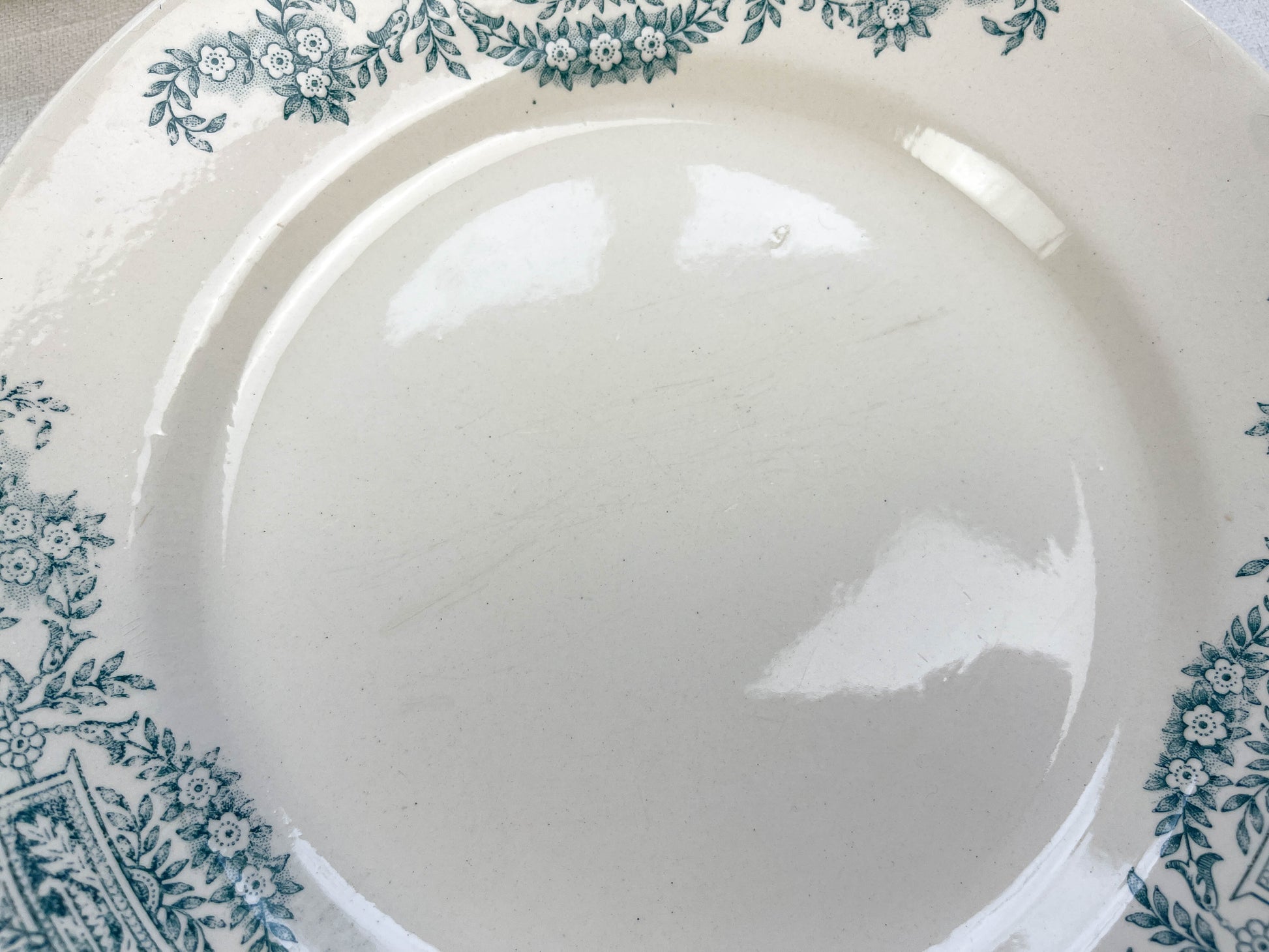 Assiettes plates Terre de fer Longchamp modèle Lutèce Made in France