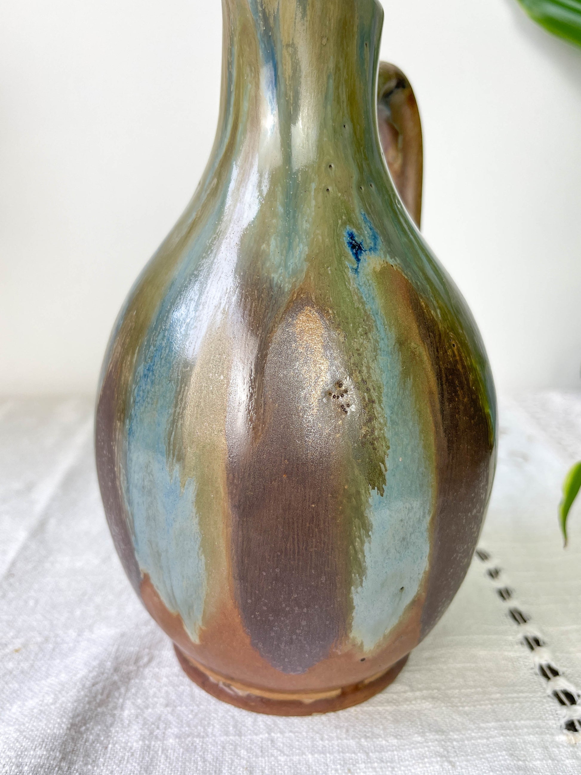 Carafe en grès flambé style art nouveau à coulures bleues et brunes