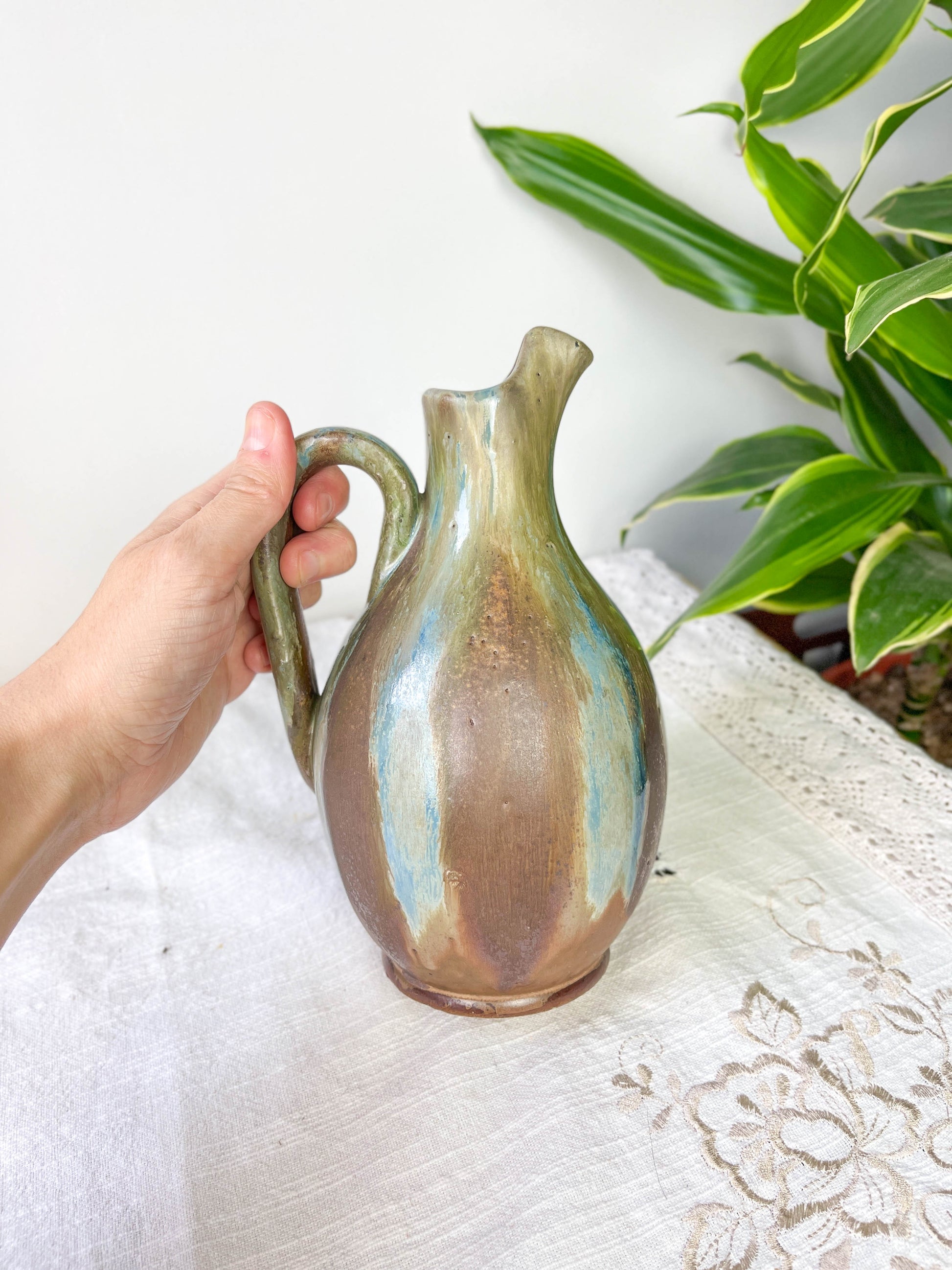 Carafe en grès flambé style art nouveau à coulures bleues et brunes