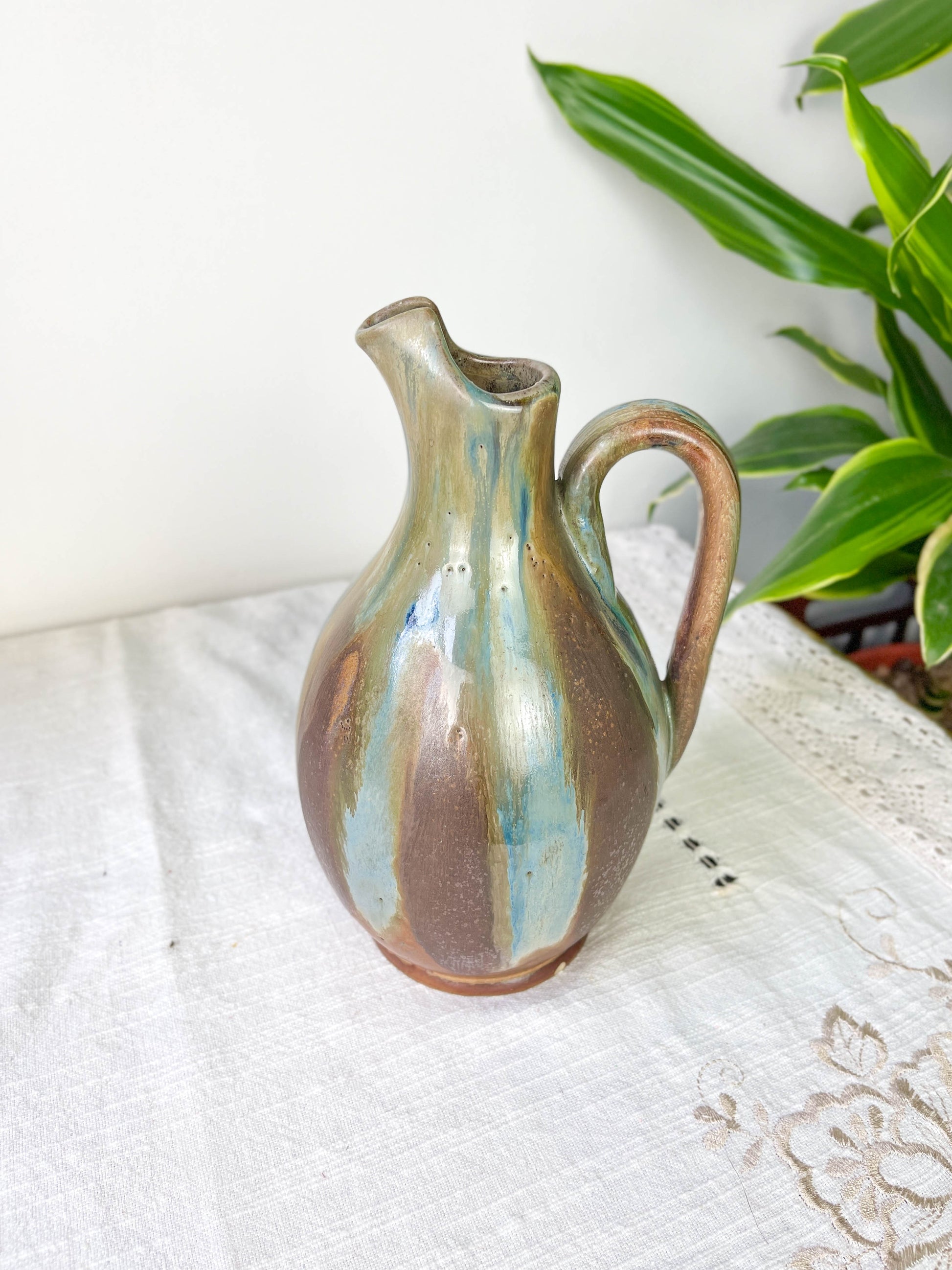 Carafe en grès flambé style art nouveau à coulures bleues et brunes