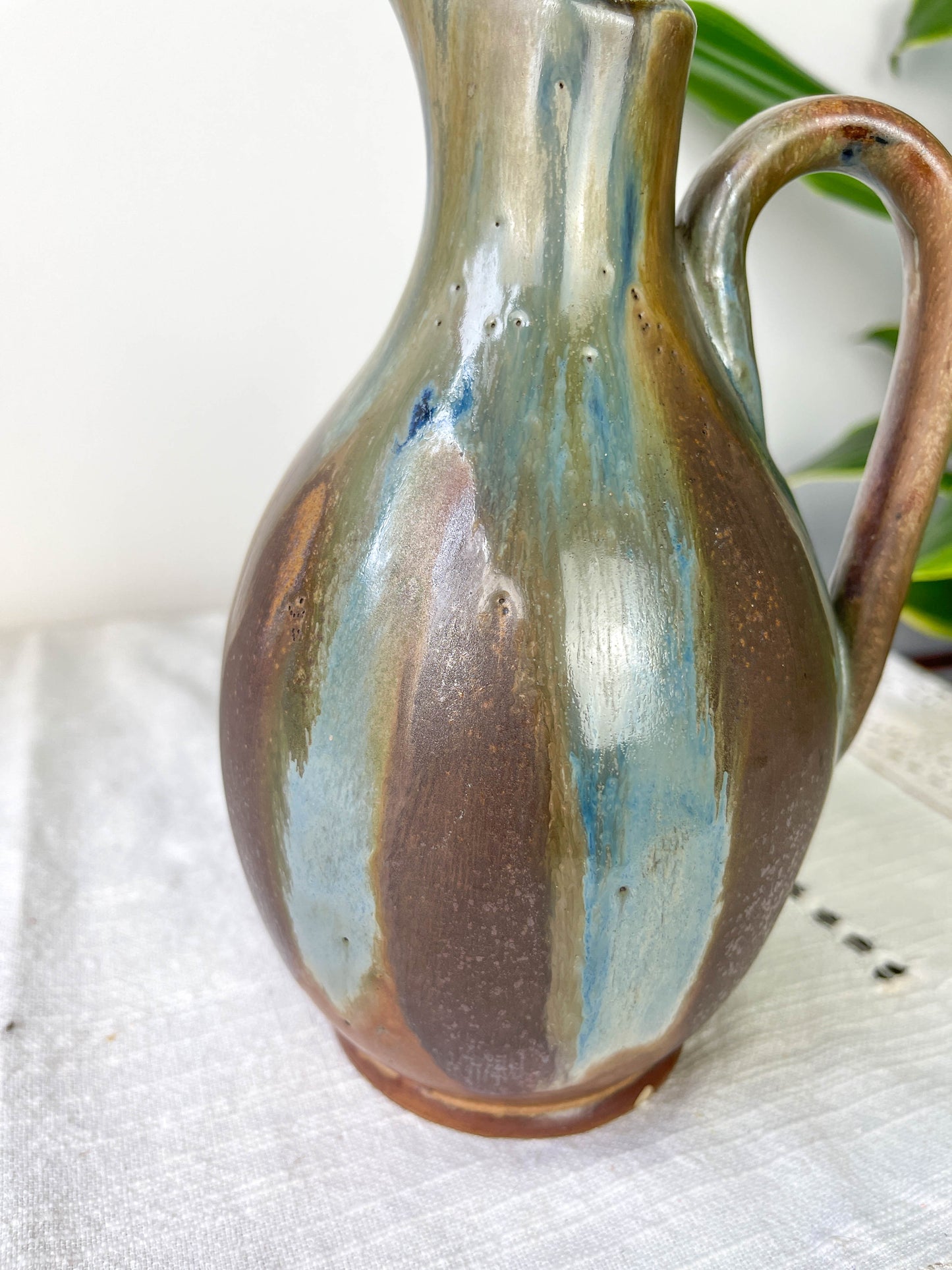 Carafe en grès flambé style art nouveau à coulures bleues et brunes