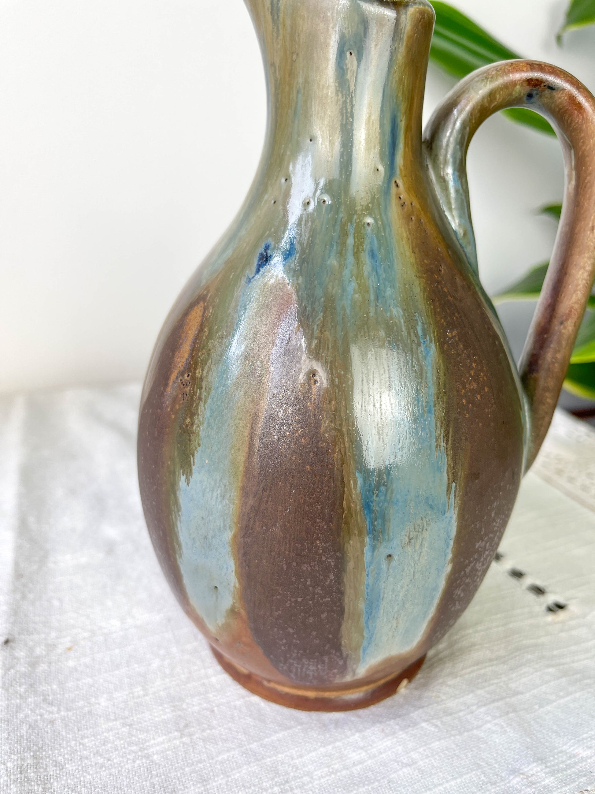 Carafe en grès flambé style art nouveau à coulures bleues et brunes