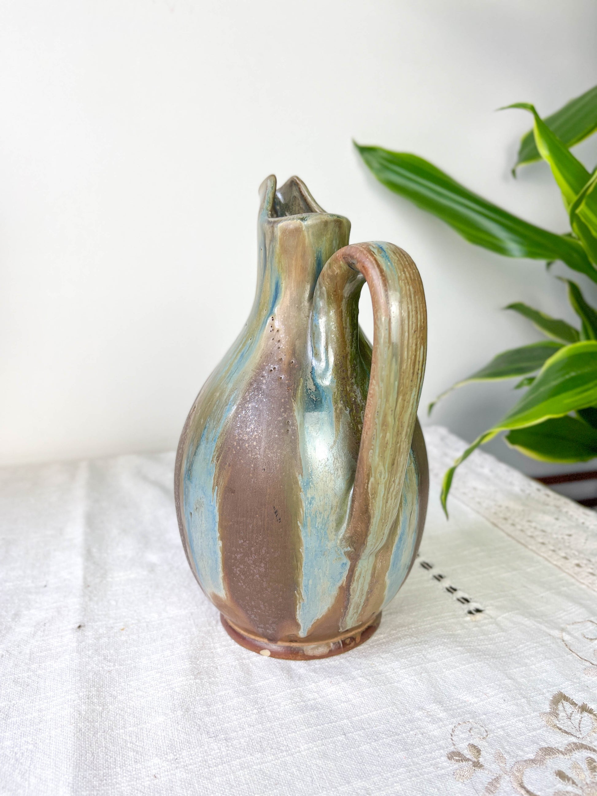 Carafe en grès flambé style art nouveau à coulures bleues et brunes