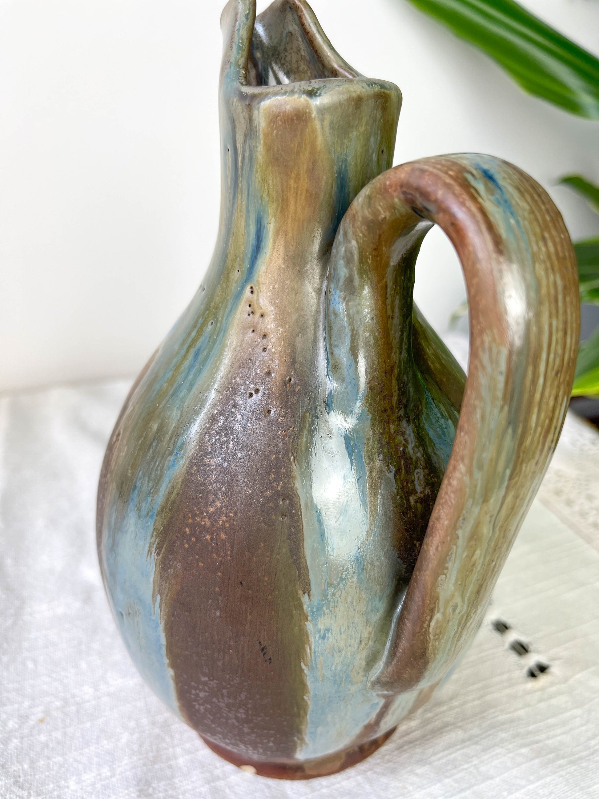 Carafe en grès flambé style art nouveau à coulures bleues et brunes