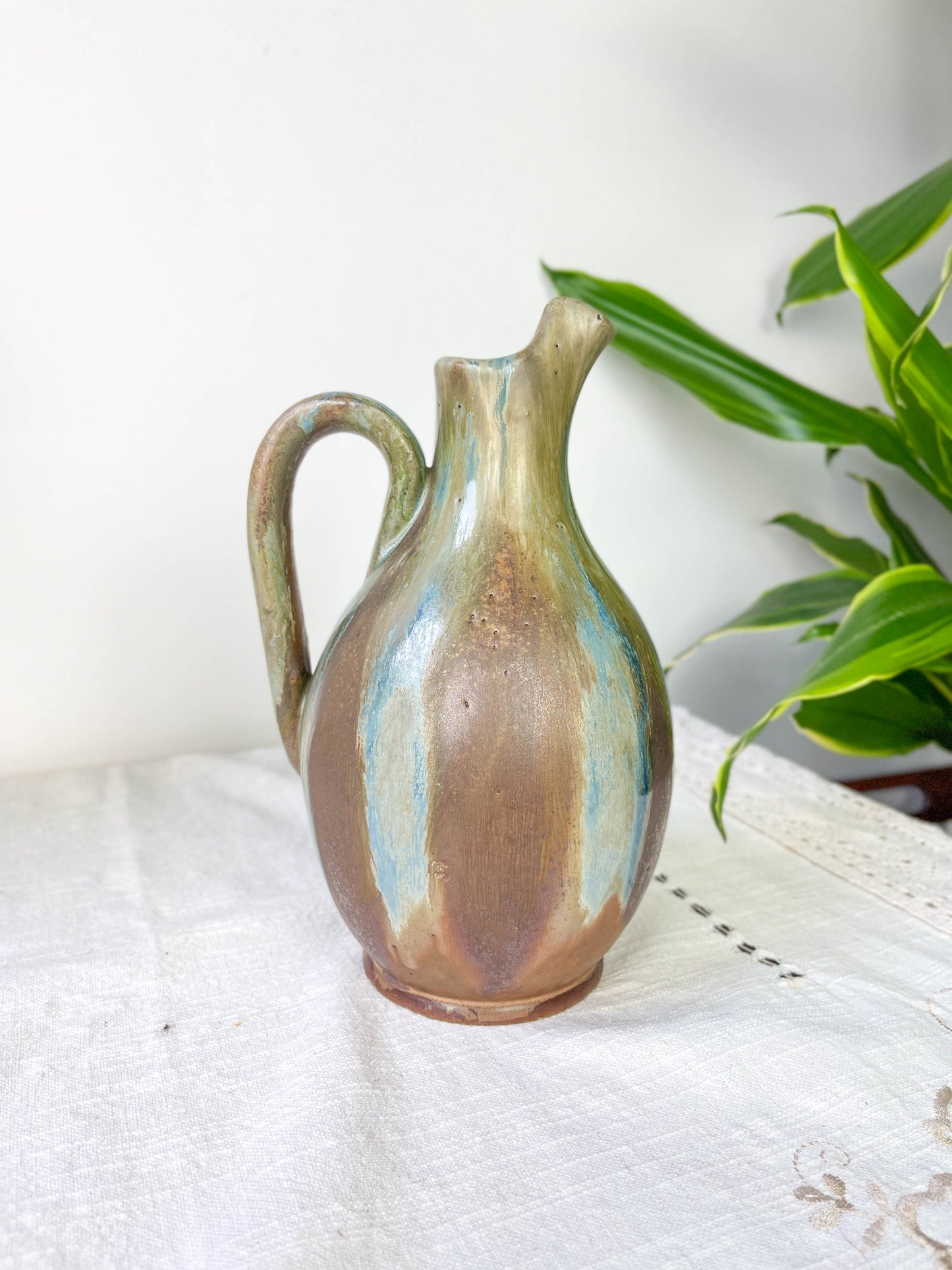 Carafe en grès flambé style art nouveau à coulures bleues et brunes