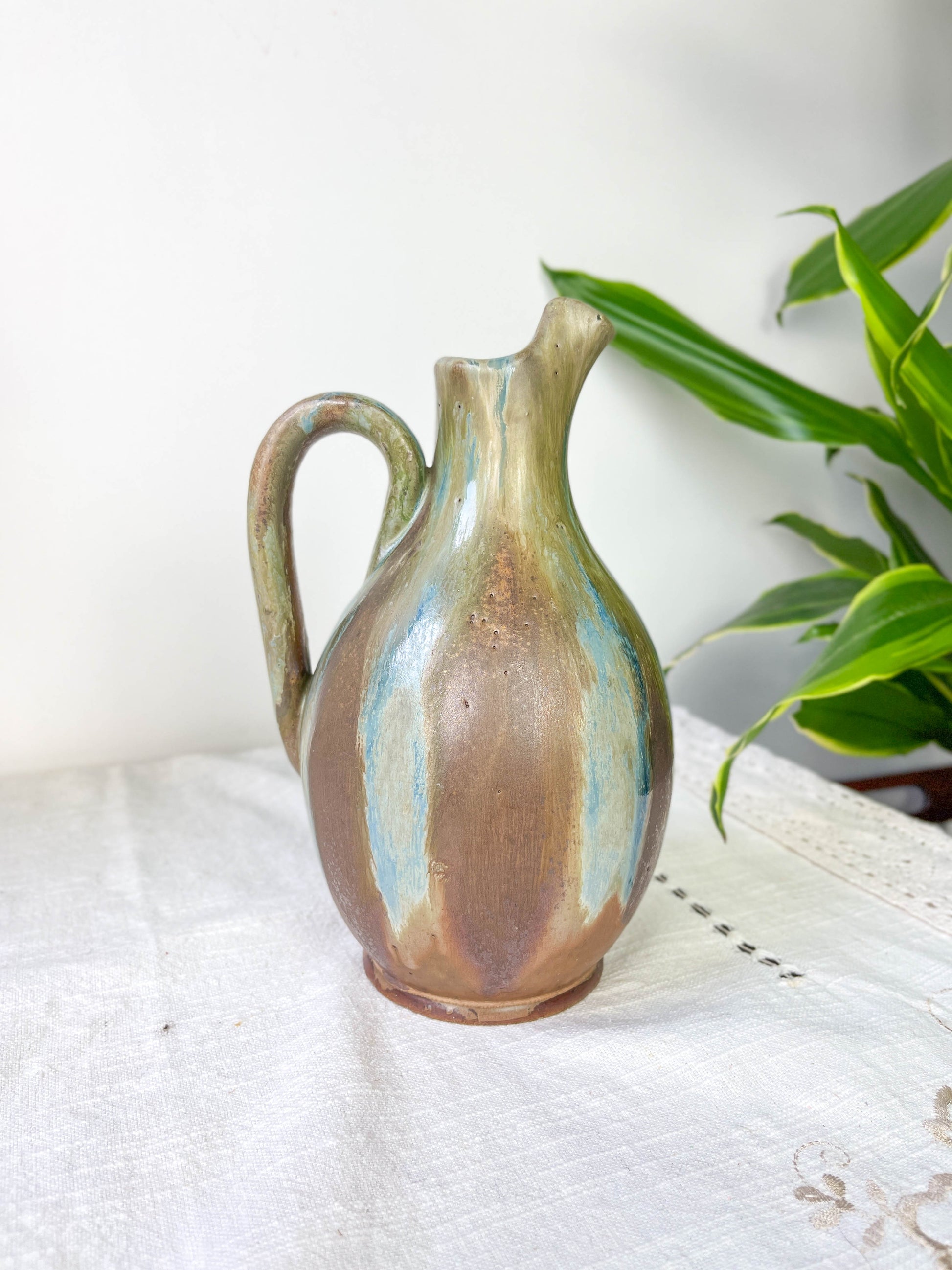 Carafe en grès flambé style art nouveau à coulures bleues et brunes