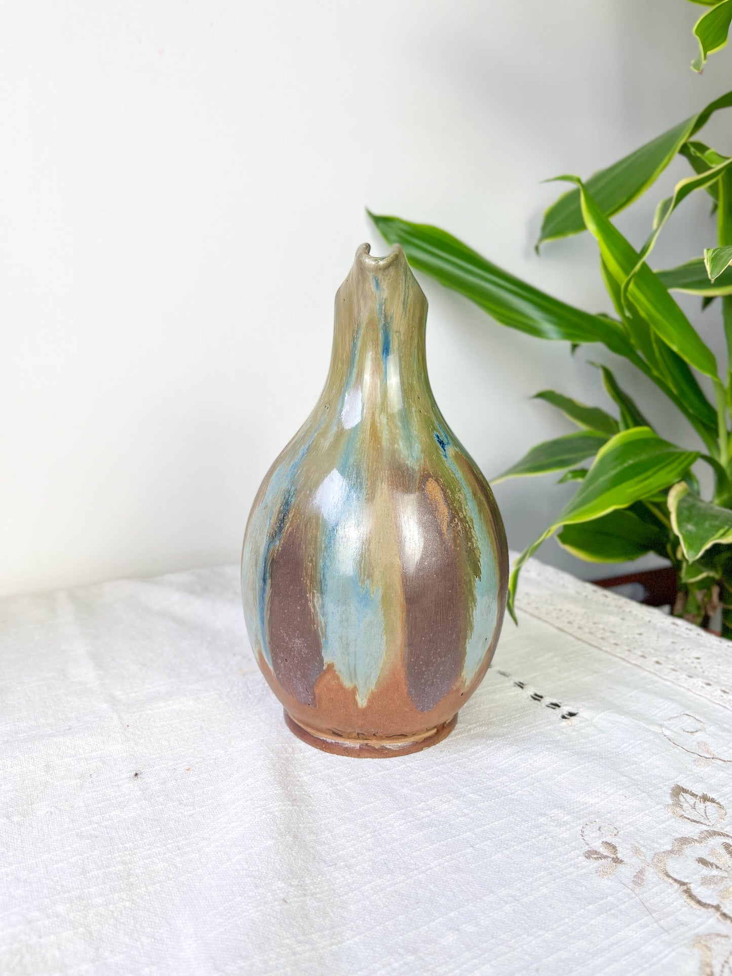 Carafe en grès flambé style art nouveau à coulures bleues et brunes