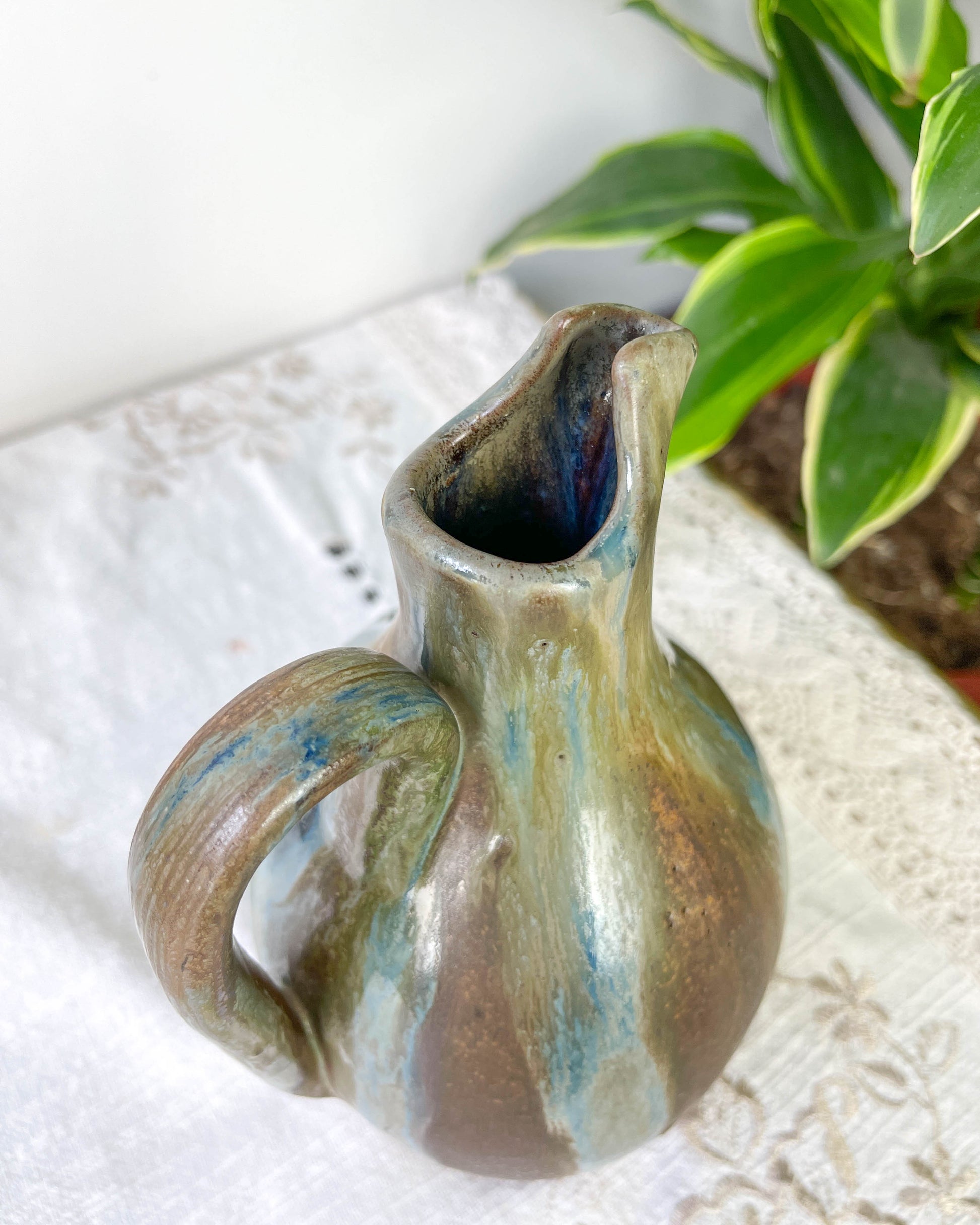 Carafe en grès flambé style art nouveau à coulures bleues et brunes