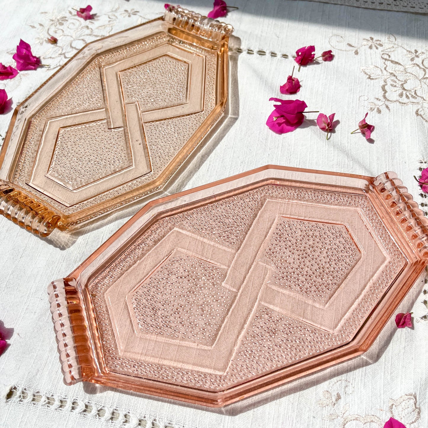 Petit Plateau de service en verre rose Art déco