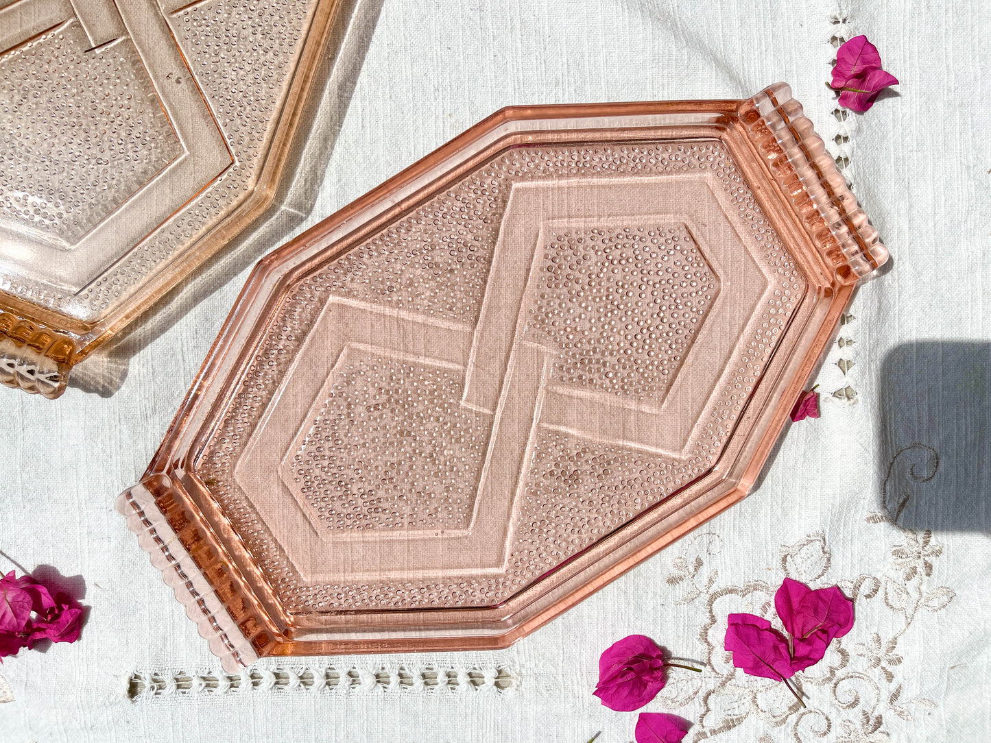 Petit Plateau de service en verre rose Art déco
