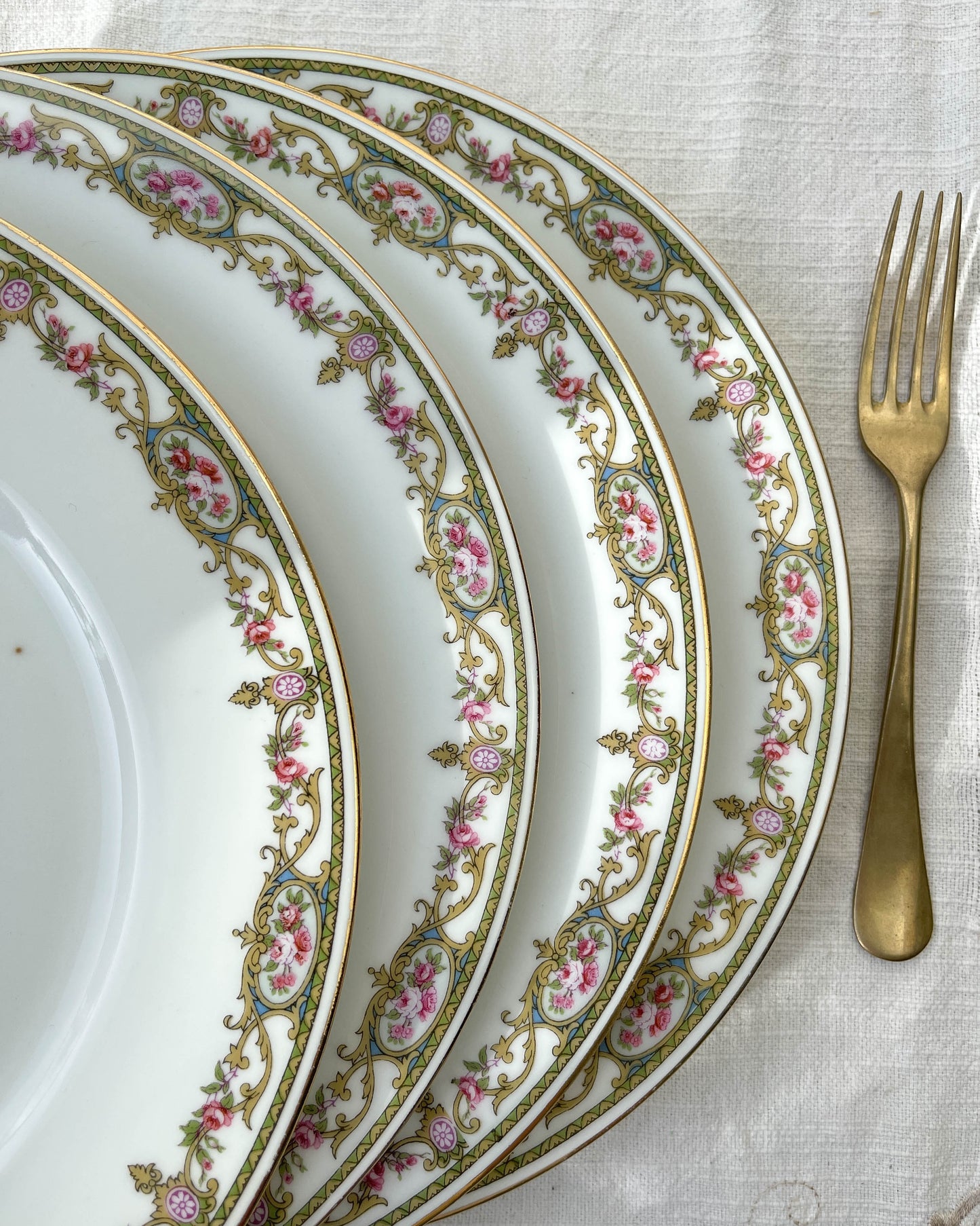 6 LIMOGES B&C porcelain flat plates with floral pattern