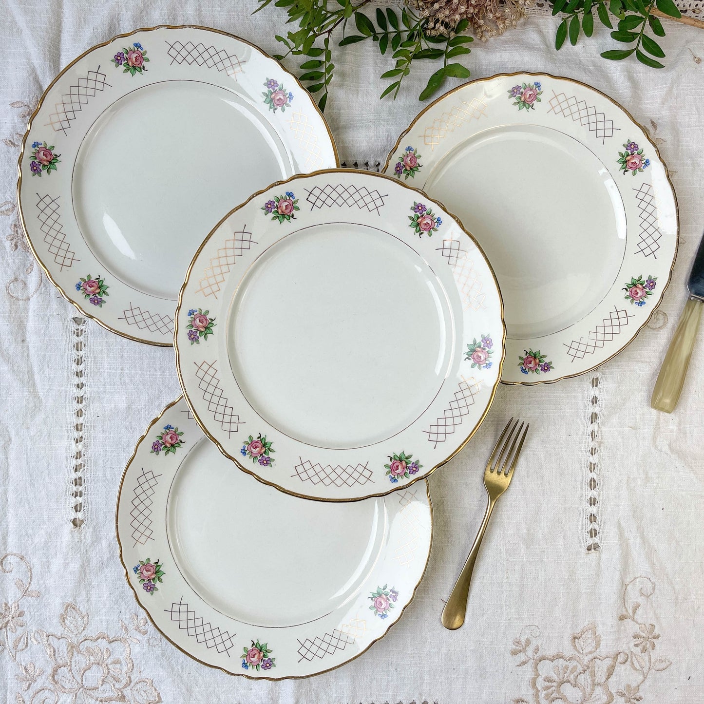 4 flat plates in floral earthenware MOULIN DES LOUPS Cordoue model