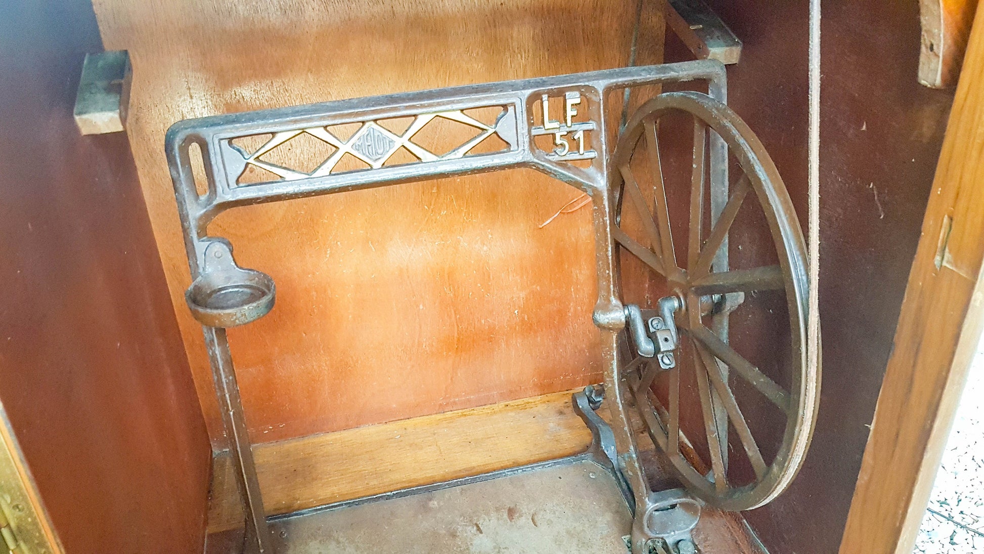 Machine à coudre COSSON intégré dans un meuble en bois 1940 Made in France - violn.fr