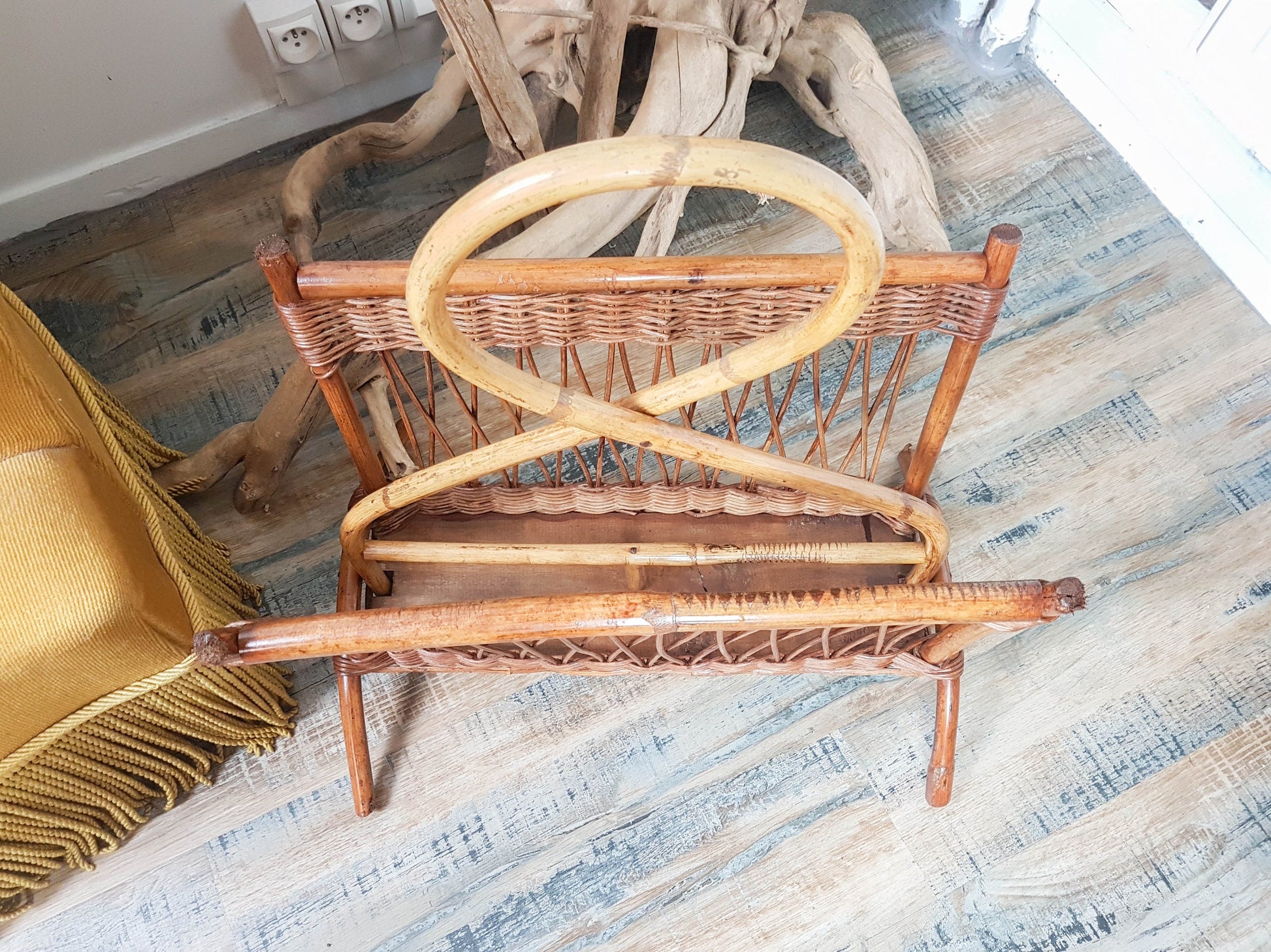 Porte revues en rotin vintage - violn.fr