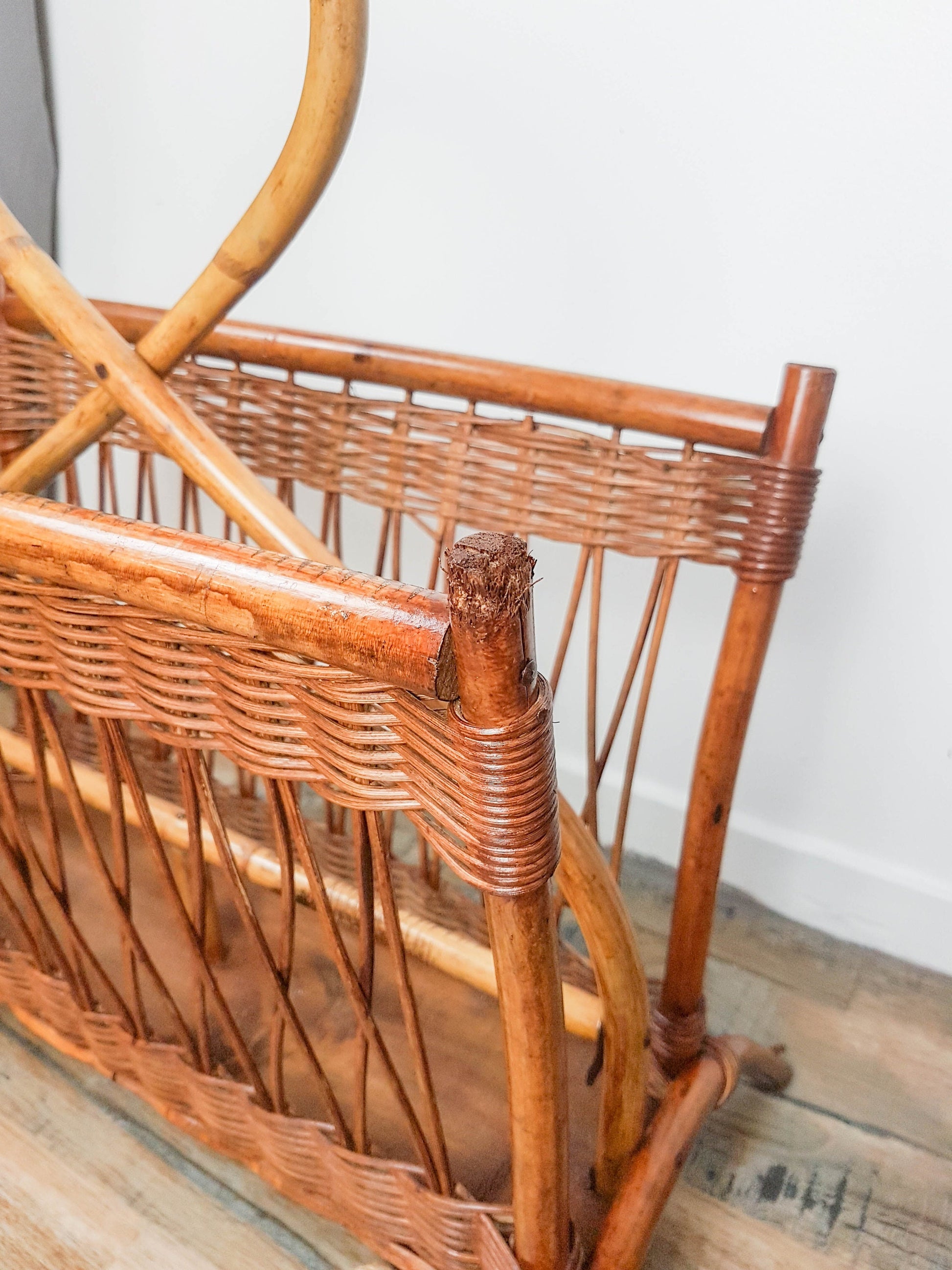 Porte revues en rotin vintage - violn.fr