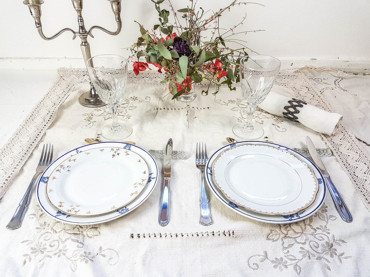 Service de table pour 2 personnes, 4 Assiettes dépareillées, couverts, verres MICHELLE - violn.fr