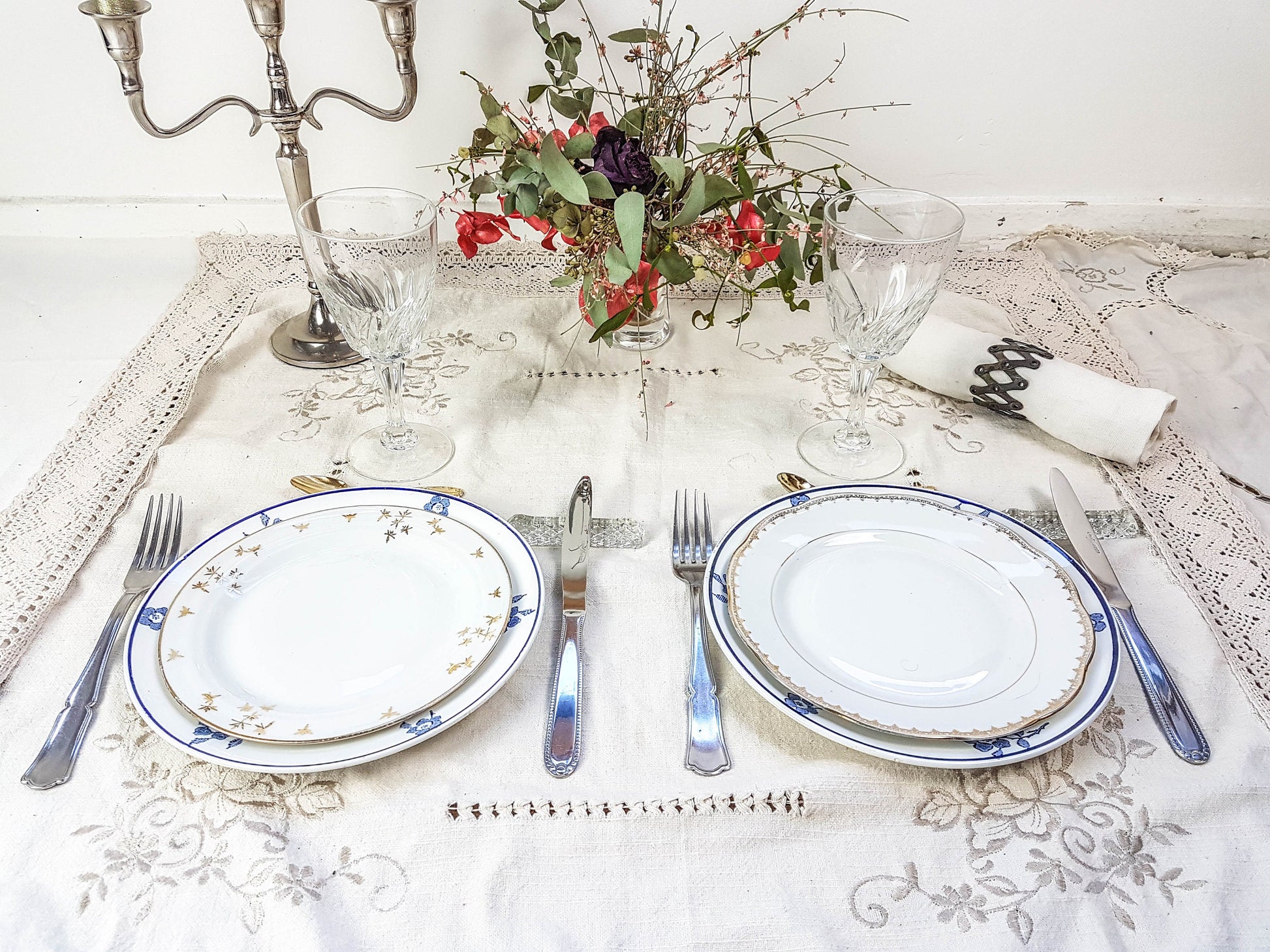 Service de table pour 2 personnes, 4 Assiettes dépareillées, couverts, verres MICHELLE - violn.fr