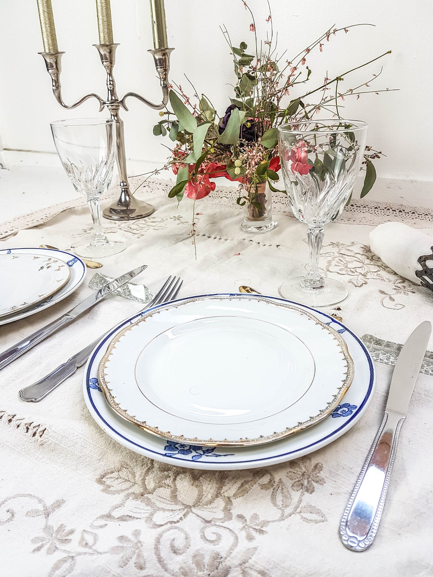 Service de table pour 2 personnes, 4 Assiettes dépareillées, couverts, verres MICHELLE - violn.fr