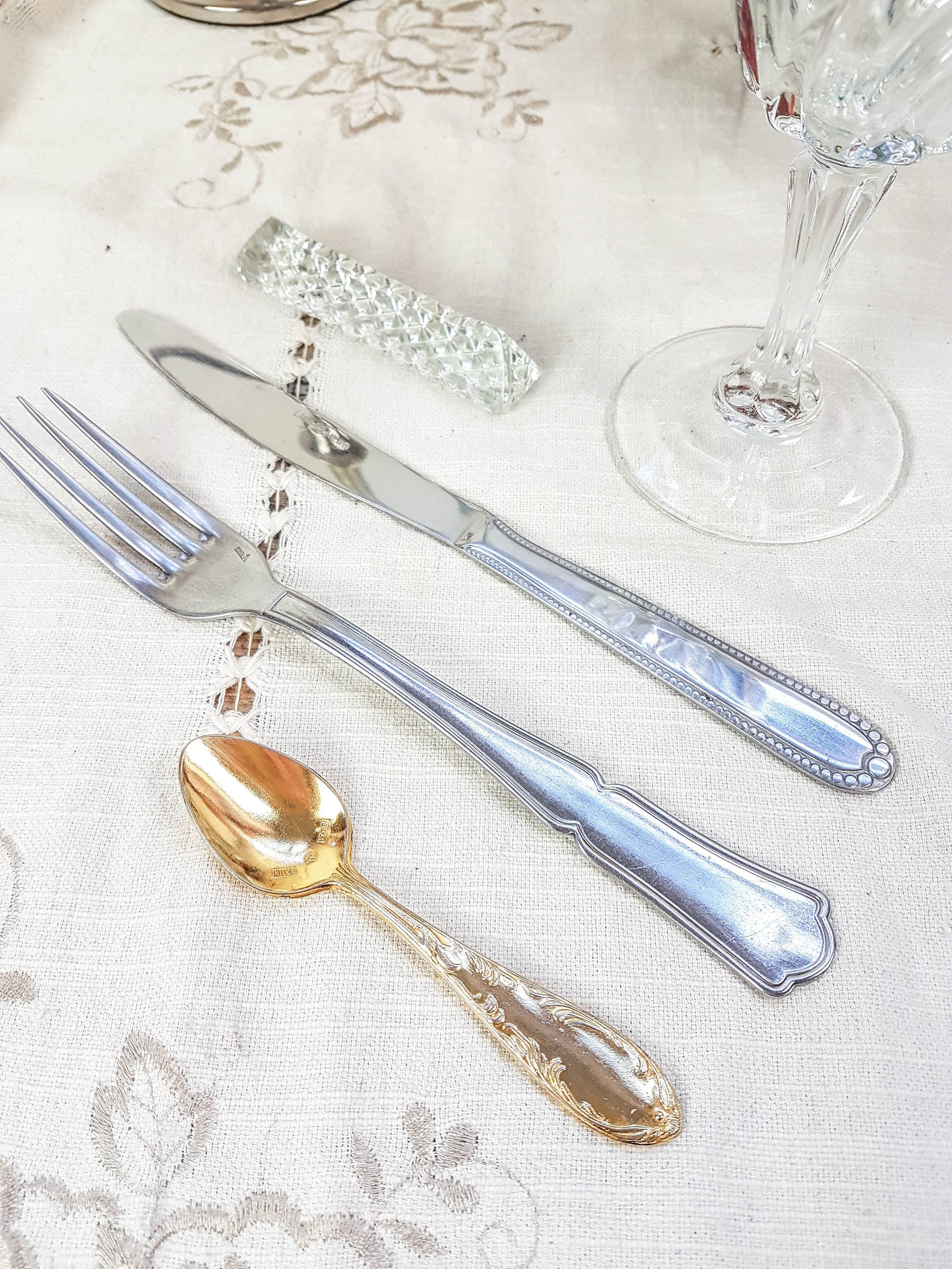 Service de table pour 2 personnes, 4 Assiettes dépareillées, couverts, verres MICHELLE - violn.fr