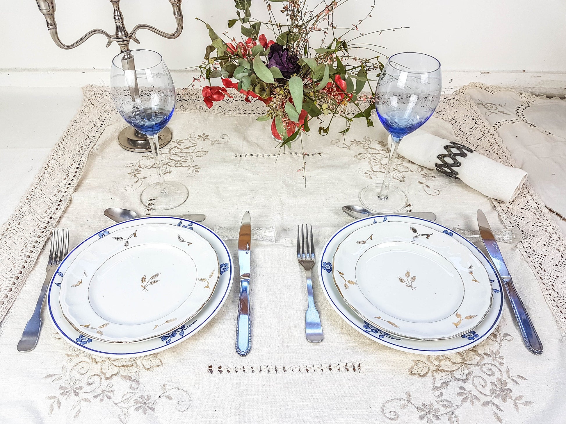 Service de table pour 2 personnes, 4 Assiettes dépareillées, couverts, verres MICHA - violn.fr