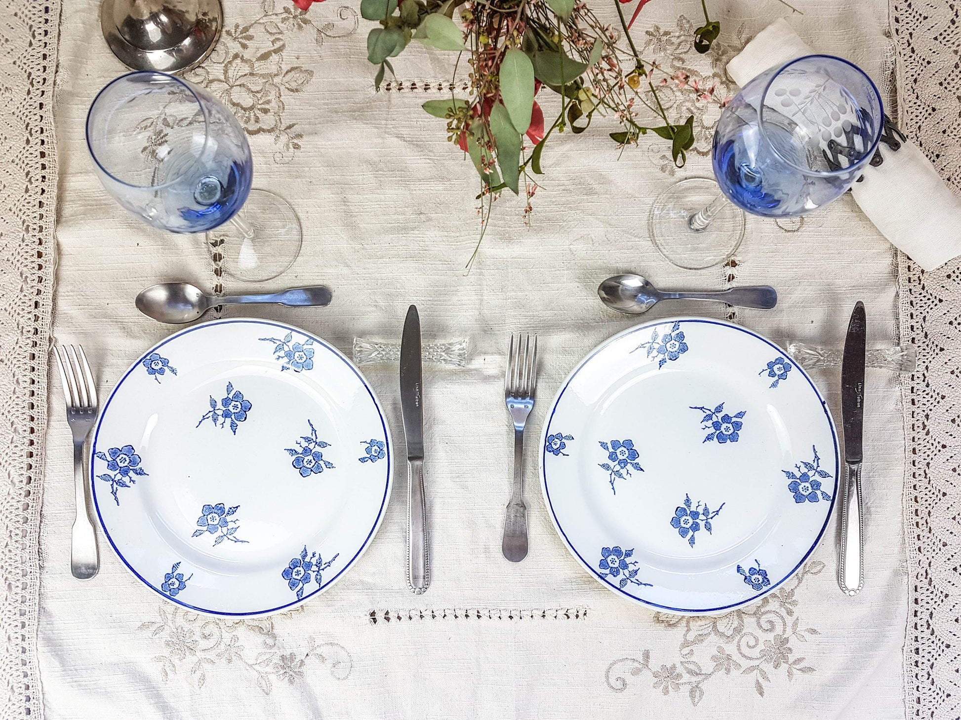 Service de table pour 2 personnes, 4 Assiettes dépareillées, couverts, verres MICHA - violn.fr
