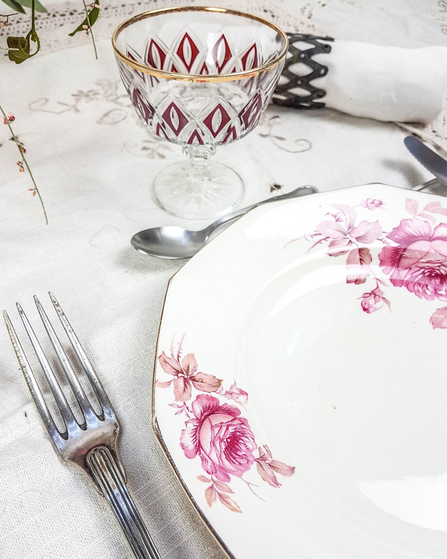 Service de table pour 2 personnes, 4 Assiettes dépareillées, couverts, verres ROSA - violn.fr