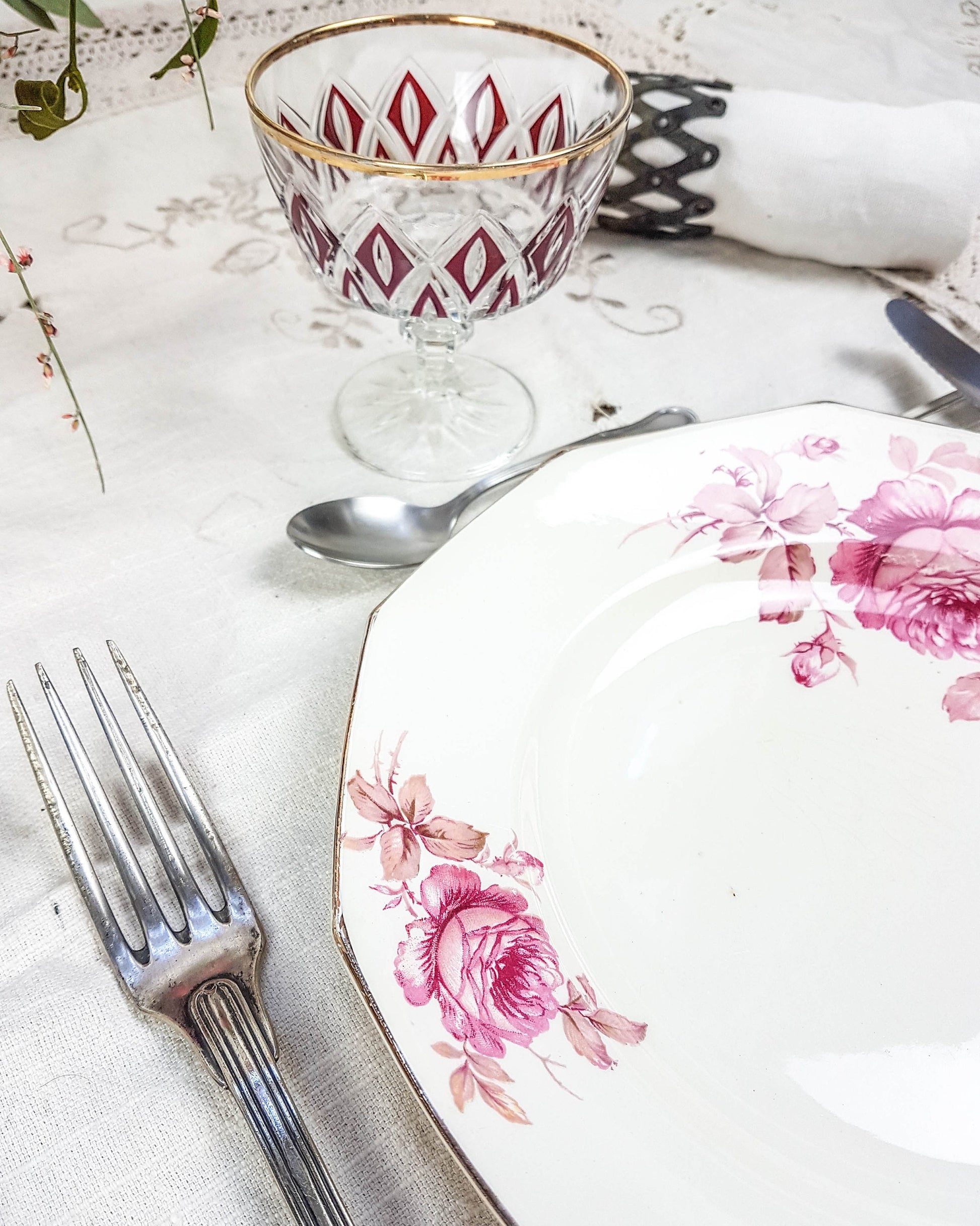 Service de table pour 2 personnes, 4 Assiettes dépareillées, couverts, verres ROSA - violn.fr