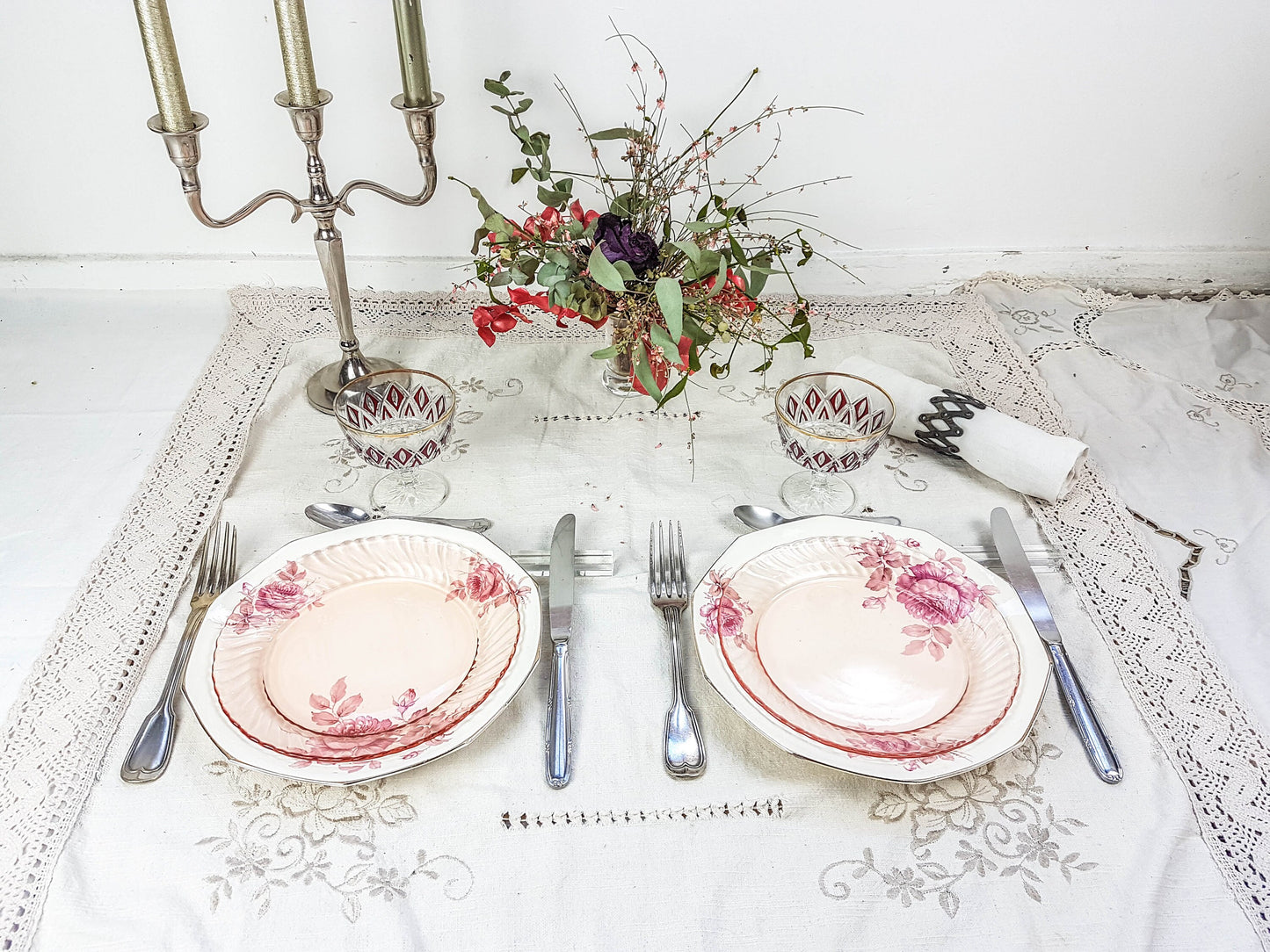 Service de table pour 2 personnes, 4 Assiettes dépareillées, couverts, verres ROSA - violn.fr