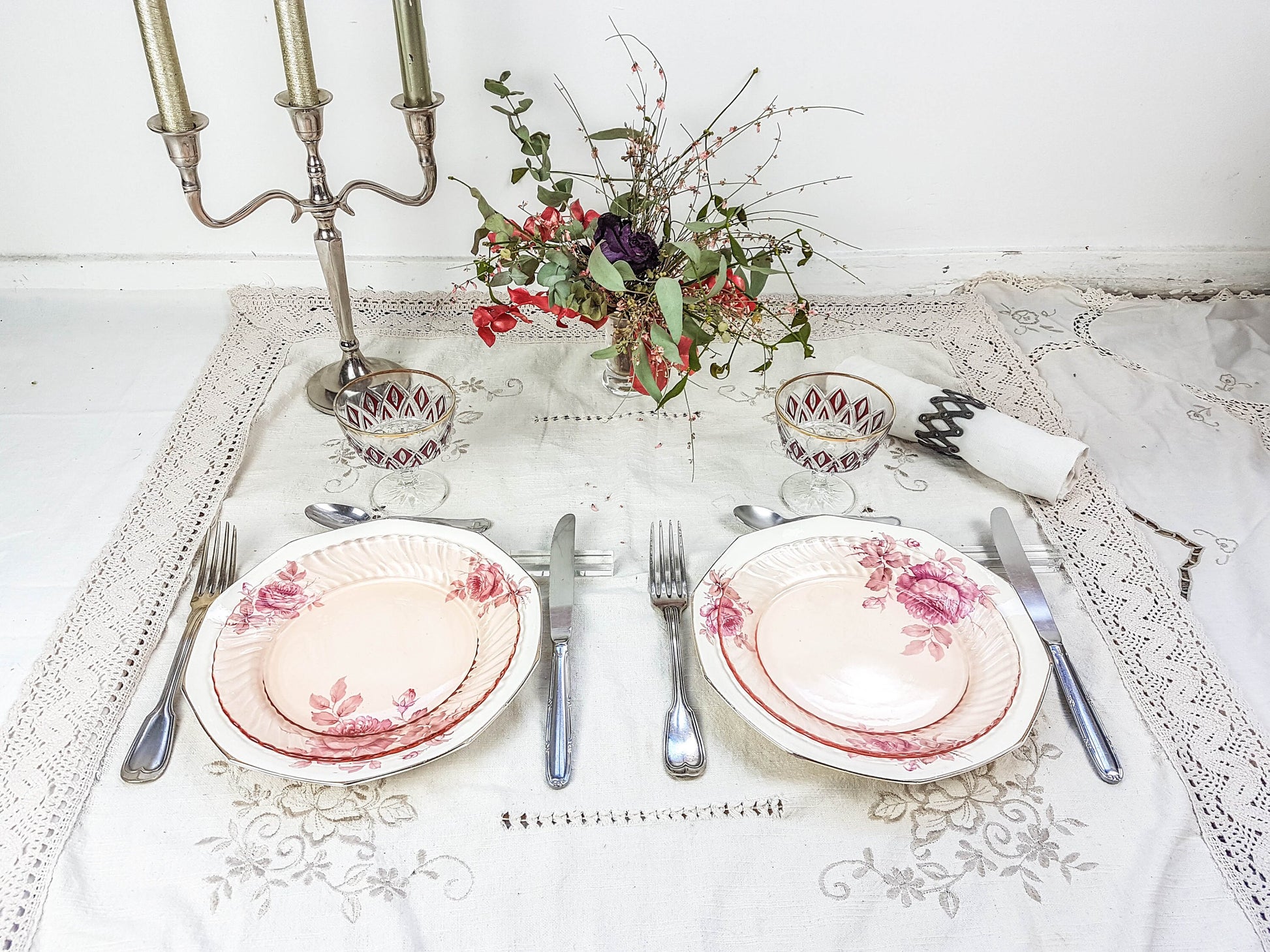 Service de table pour 2 personnes, 4 Assiettes dépareillées, couverts, verres ROSA - violn.fr