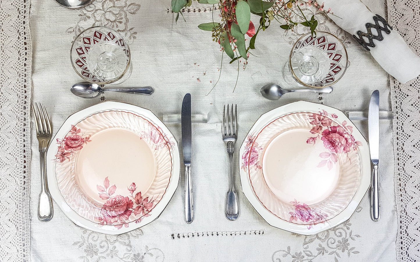 Service de table pour 2 personnes, 4 Assiettes dépareillées, couverts, verres ROSA - violn.fr