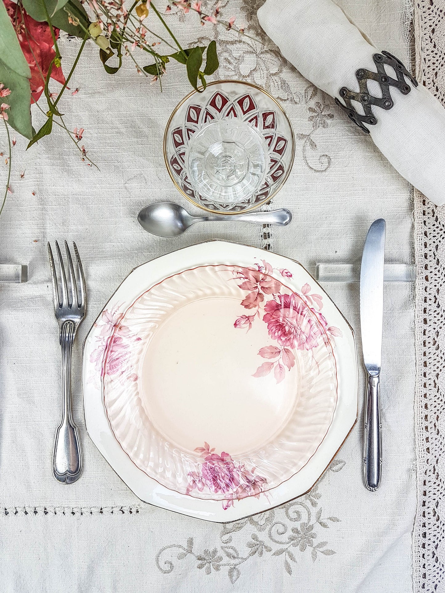 Service de table pour 2 personnes, 4 Assiettes dépareillées, couverts, verres ROSA - violn.fr