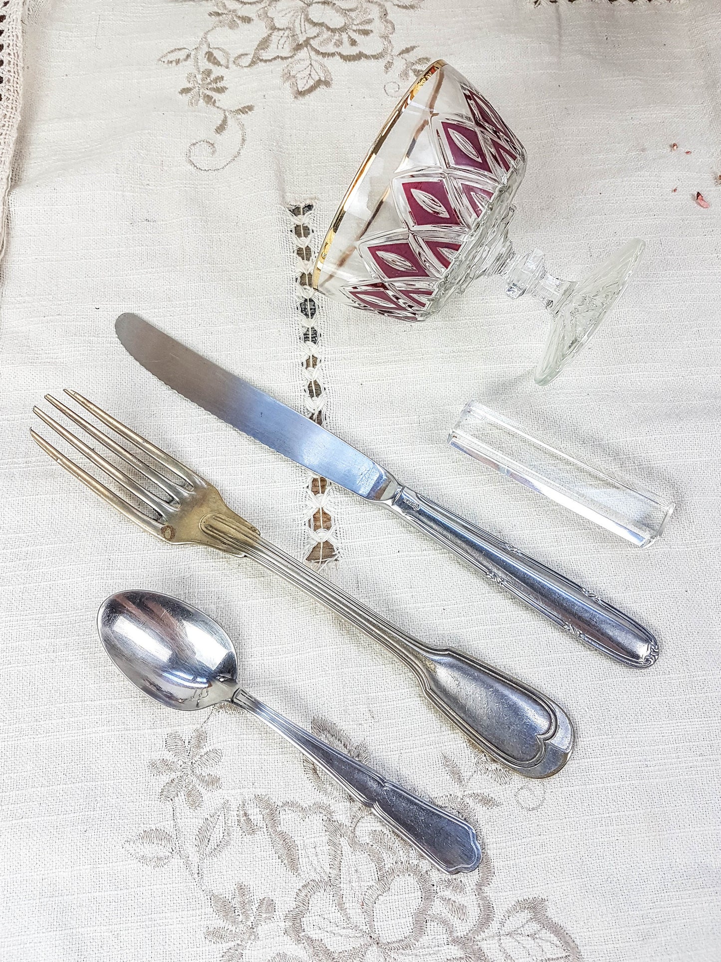 Service de table pour 2 personnes, 4 Assiettes dépareillées, couverts, verres ROSA - violn.fr