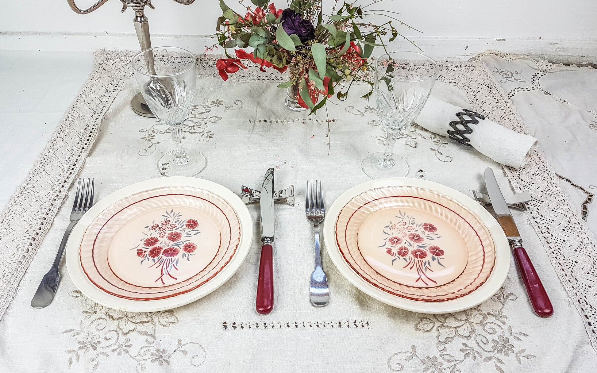 Service de table pour 2 personnes, 4 Assiettes dépareillées, couverts, verres FRANCINE - violn.fr