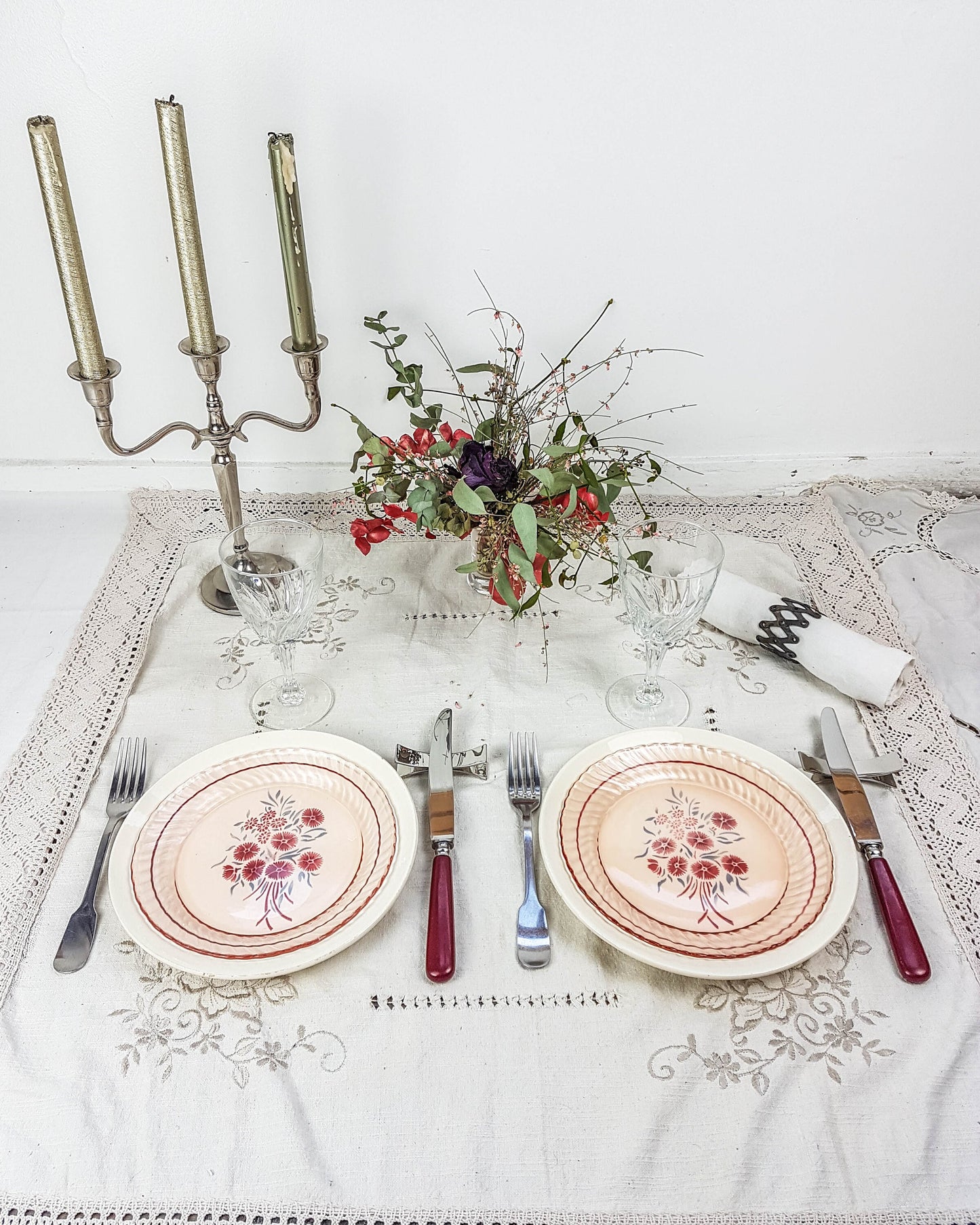 Service de table pour 2 personnes, 4 Assiettes dépareillées, couverts, verres FRANCINE - violn.fr