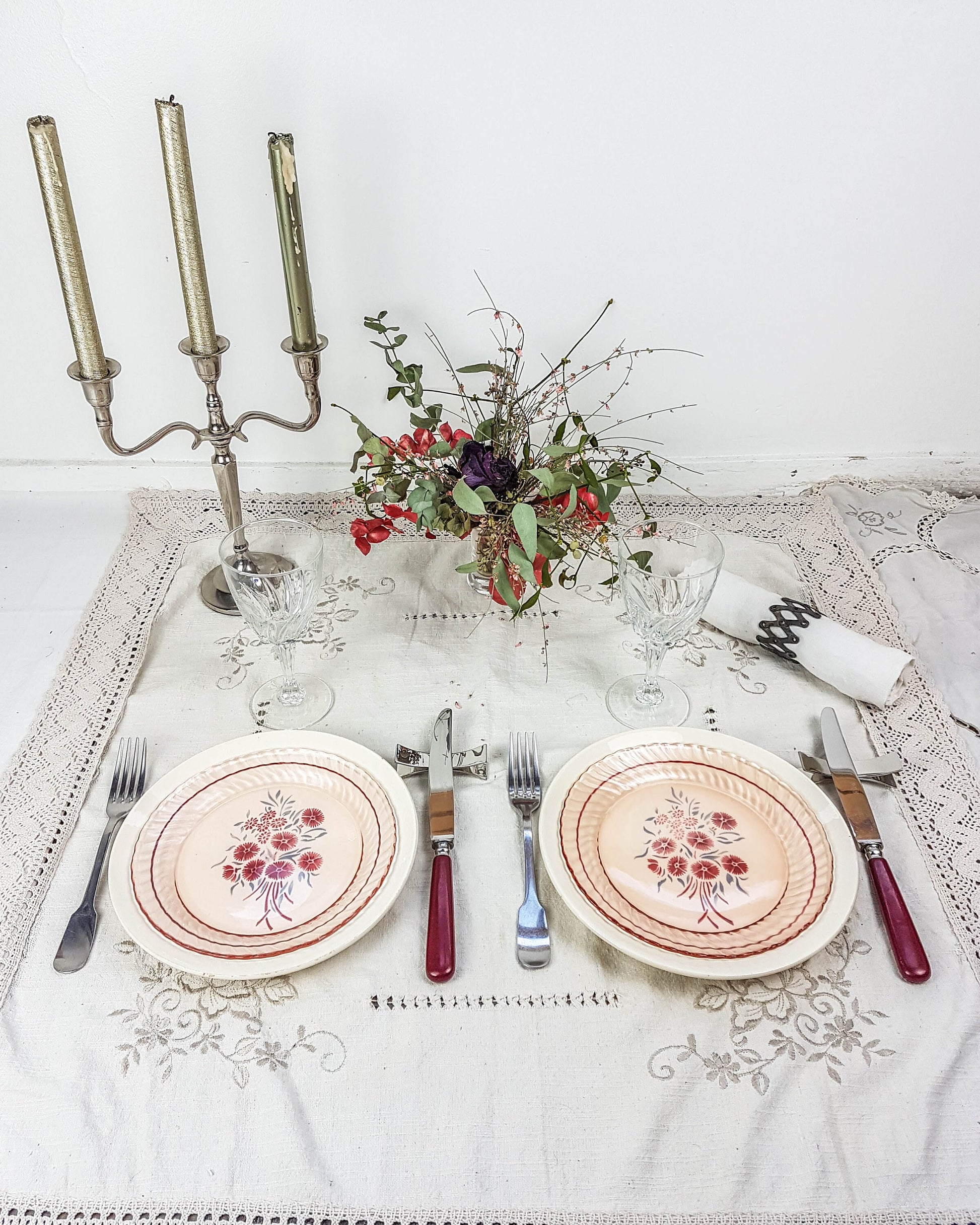 Service de table pour 2 personnes, 4 Assiettes dépareillées, couverts, verres FRANCINE - violn.fr