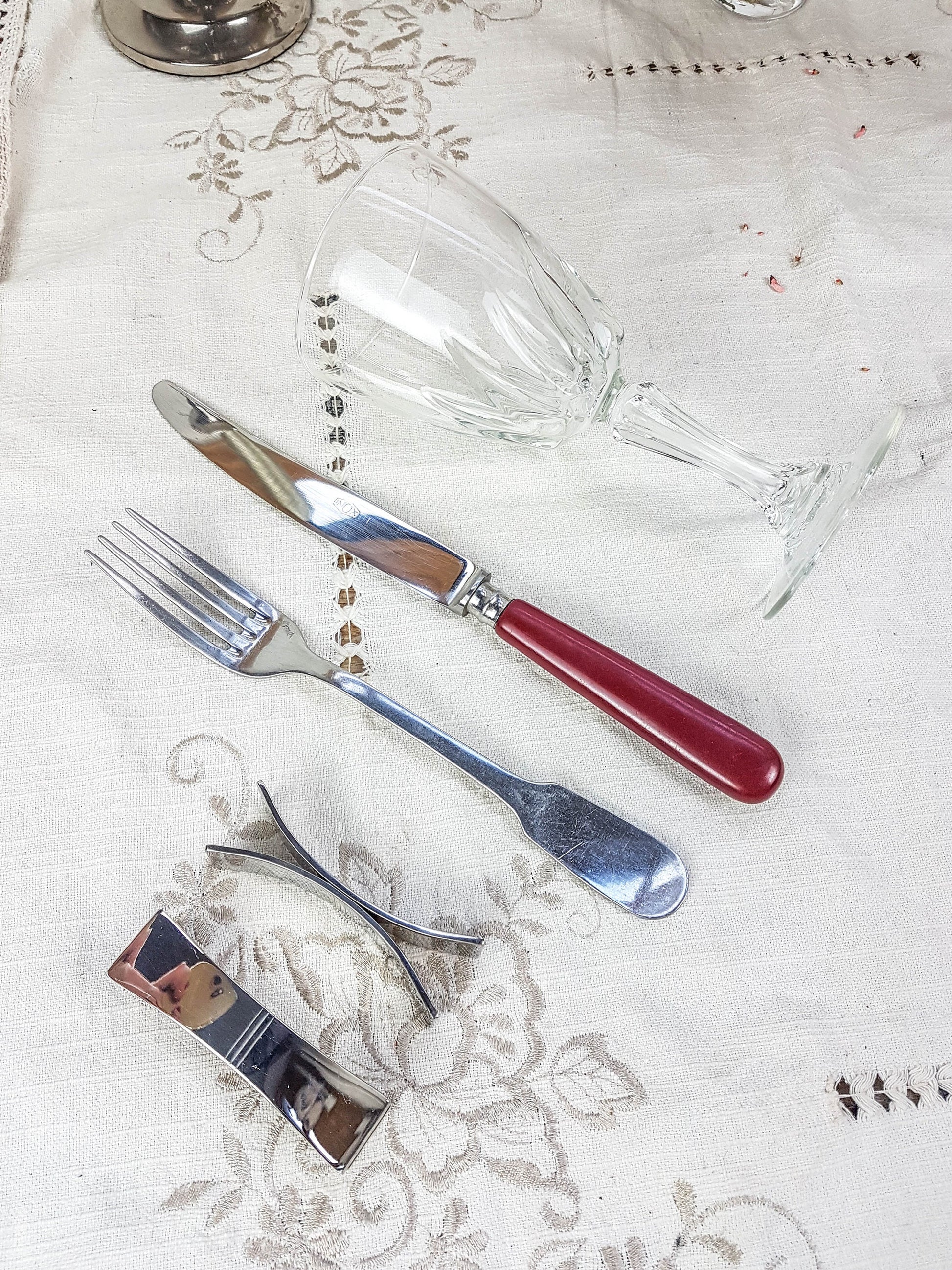 Service de table pour 2 personnes, 4 Assiettes dépareillées, couverts, verres FRANCINE - violn.fr