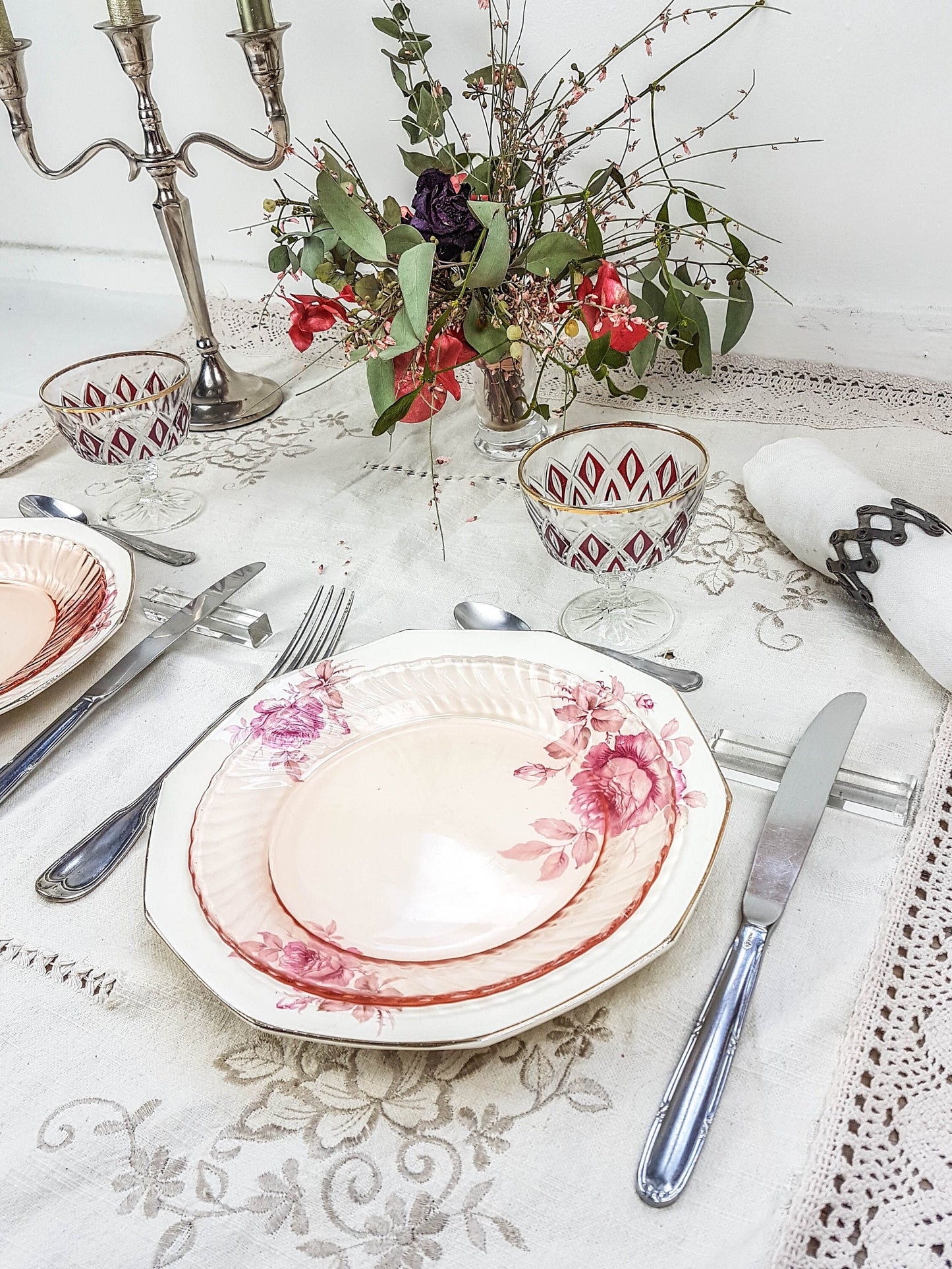 Service de table pour 2 personnes, 4 Assiettes dépareillées, couverts, verres ROSA - violn.fr