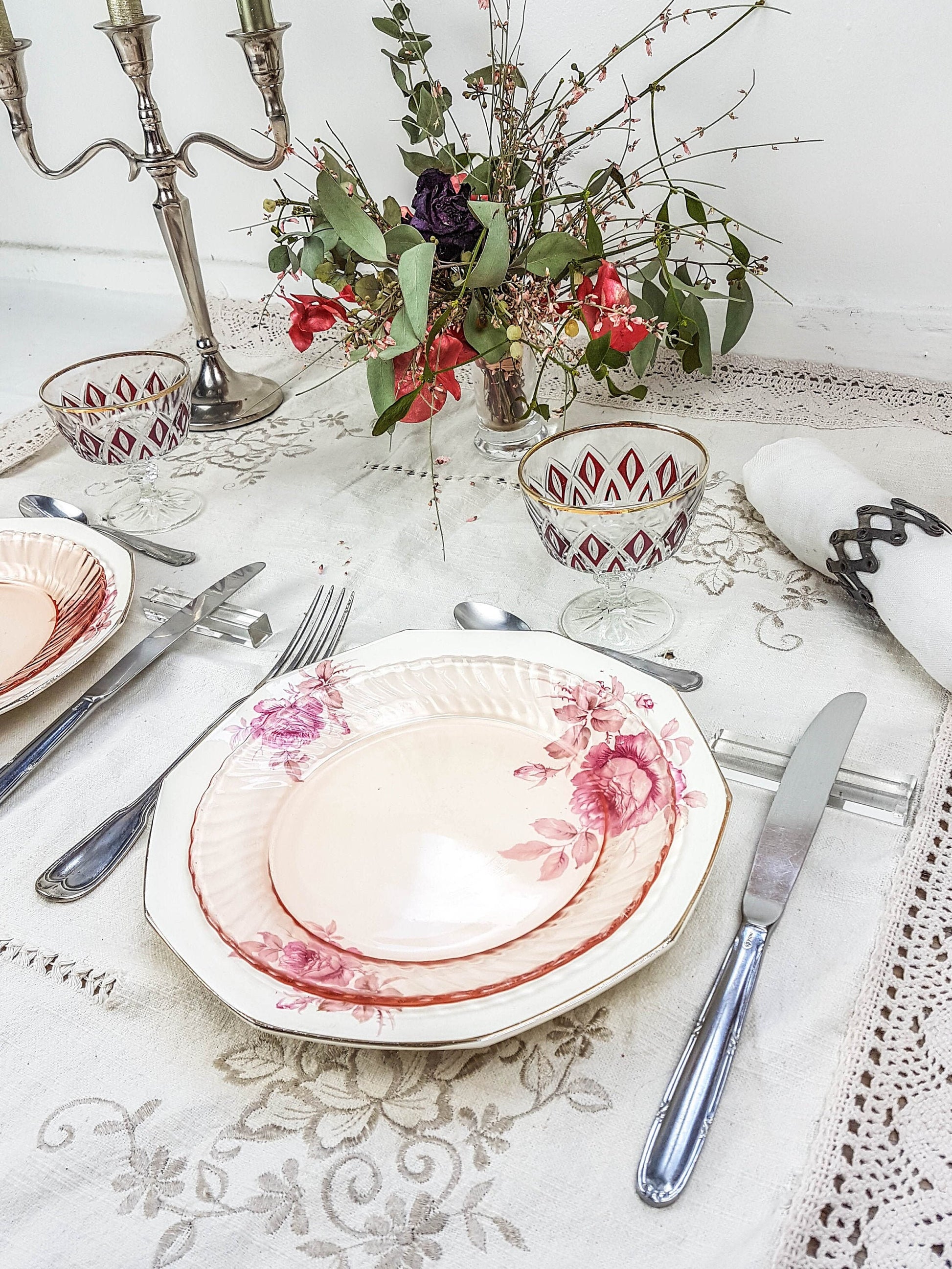 Service de table pour 2 personnes, 4 Assiettes dépareillées, couverts, verres ROSA - violn.fr