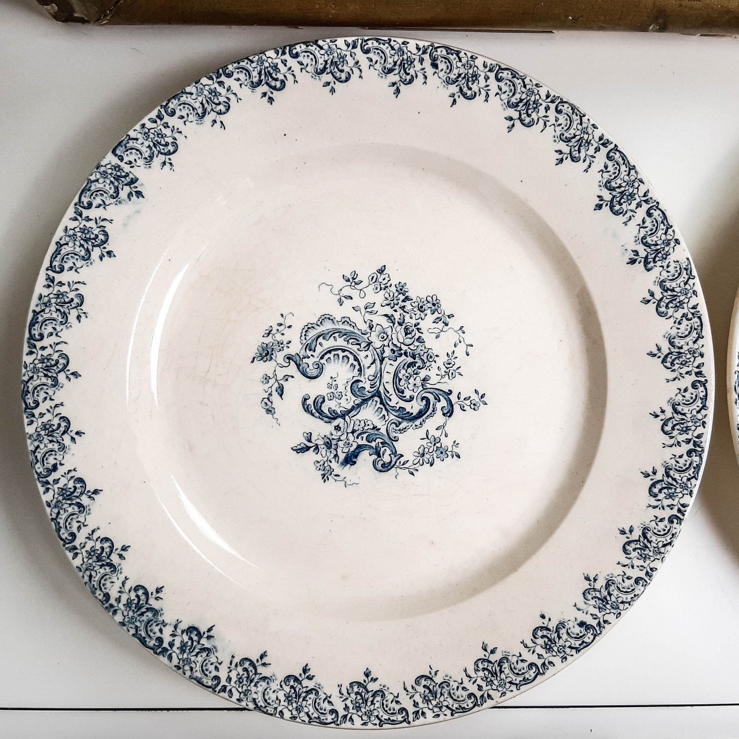 Plat rond Gien modèle LOUIS XV - violn.fr