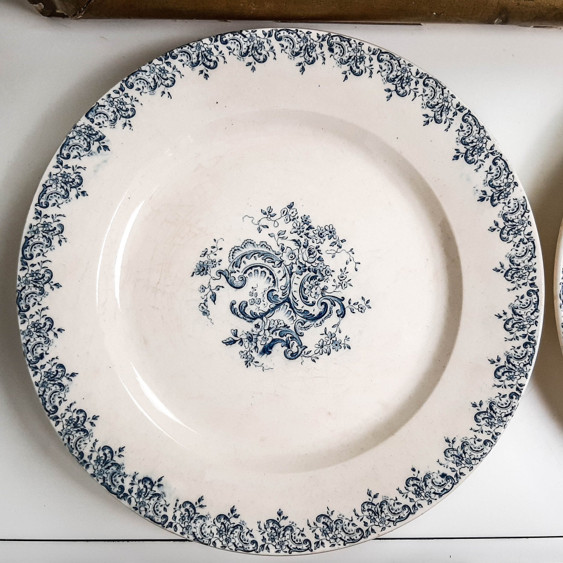 Plat rond Gien modèle LOUIS XV - violn.fr